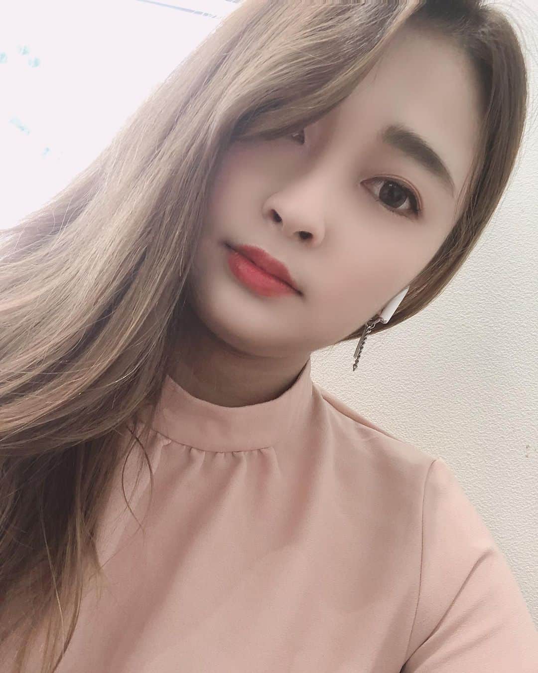 朝比奈沙樹のインスタグラム：「カラコンが恋しい時期 2週間してない 新しい仕事始めて2日目 . . これはカラコンしてるよー #仕事始め #目標までコツコツと」