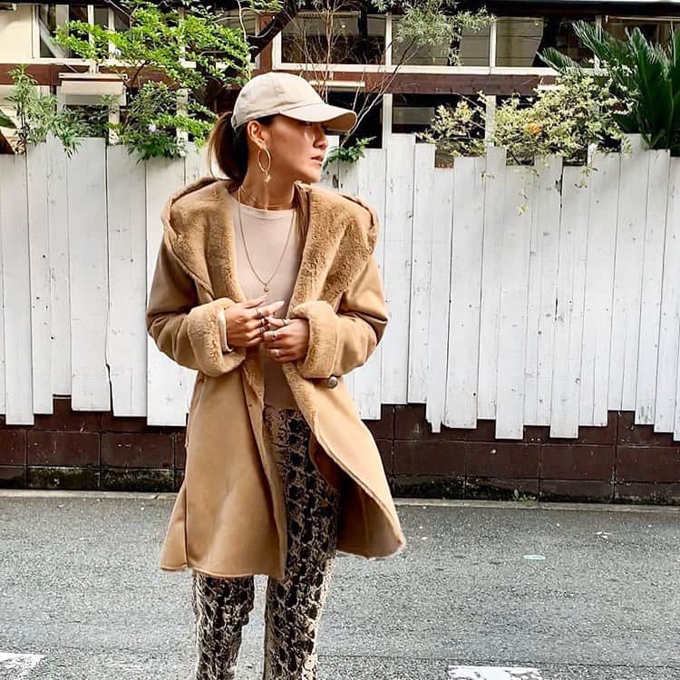ラレイアのインスタグラム：「🌴 今夜1:59まで🌟 楽天スーパーSALE開催中❤︎ ・ フェイクムートンコート2,000円OFFも1:59まで😳💦 今だけ4,900円+taxです！ ・ さらに楽天ポイントも今だけ1,345円分ポイントバック中😍 ・ 買い逃しにご注意を☺️🌺 🌴 #hawaii#aloha#surf#beach#laleia#フォトジェニック#インスタ映え#インスタ女子#アロハ#ビーチ#楽天スーパーセール#ラレイア#楽天#ビーチガール#サーフスタイル#大人カジュア#冬#冬コーデ#冬ファッション#コート#ファーコート#ムートンコート#アウター」
