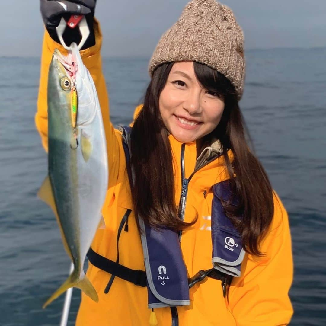 晴山由梨さんのインスタグラム写真 - (晴山由梨Instagram)「SLJ楽しすぎ💕 そして安定のイナダさん🐟  ロッド：DAIWA CATALINA BJ AP 610MS-MT リール：DAIWA BLAST LT4000-CH ジグ：DAIWA TGベイト . #スーパーライトジギング #tgベイト #愛知 #三河湾 #イナダ #ボートフィッシング #ヤマハマリン #シースタイル #晴山由梨 #fish #fishing #daiwa #lovefishing  #fishinglife #fishingdaily #fishingtrip  #angler #fishingphotography #boatfishing #sea」12月10日 9時07分 - hareyama_yuri