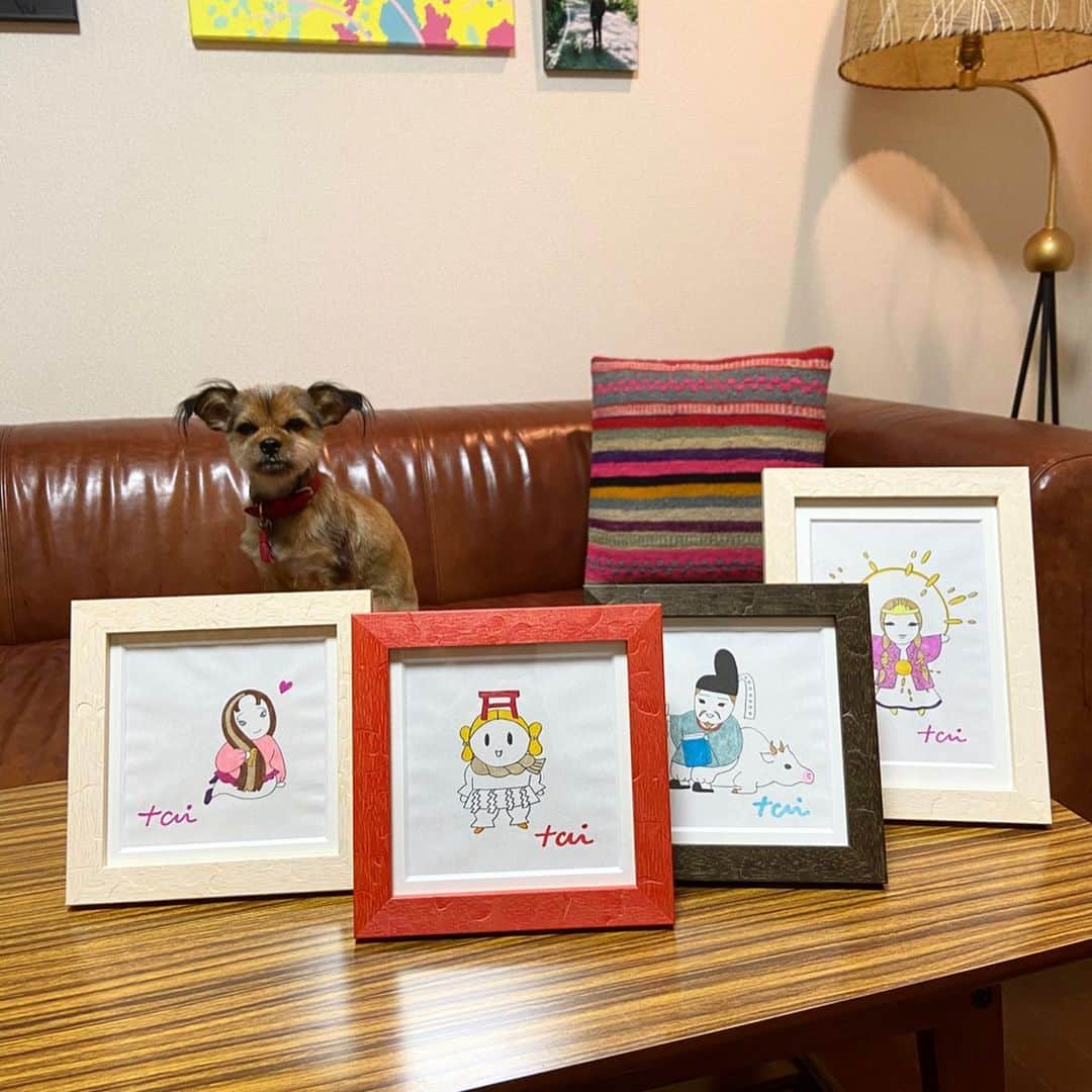 のインスタグラム：「I framed the little pictures. These will be exhibited at my exhibition. 今回、ゆる神様たちの原画も展示販売します。小さくてかわいい神様をかわいく額装しました。（サイン入りです）  それぞれ「子孫繁栄」「縁結び」「五穀豊穣」「夫婦円満」「受験合格」などご利益があります。  ーーーーーーーーーーーー 新刊「ころころ古事記」先行販売＆新作絵画発表イベント 12/14(土)15(日)12:00〜19:00 iwao gallery 〒111-0051 台東区蔵前2-1-27-2F 初日(12/14)13:00〜15:00  オープニングパーティ＆トークイベント(withジャーナリスト佐々木俊尚） ーーーーーーーーーーーー  #japaneseartist #liveintokyo #myartwork #art #artoftheday #happyart #loveart #lovejapan #lovedogs #アート #絵 #古事記　#展覧会　#個展 #八百万の神」