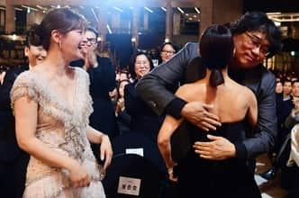 チョ・ヨジョンさんのインスタグラム写真 - (チョ・ヨジョンInstagram)「뉴멕시코 비평가협회에서 여우조연상 받았어요! 기생충 가족들..봉준호감독님 정말 감사합니다...😭💕」12月10日 9時15分 - lightyears81