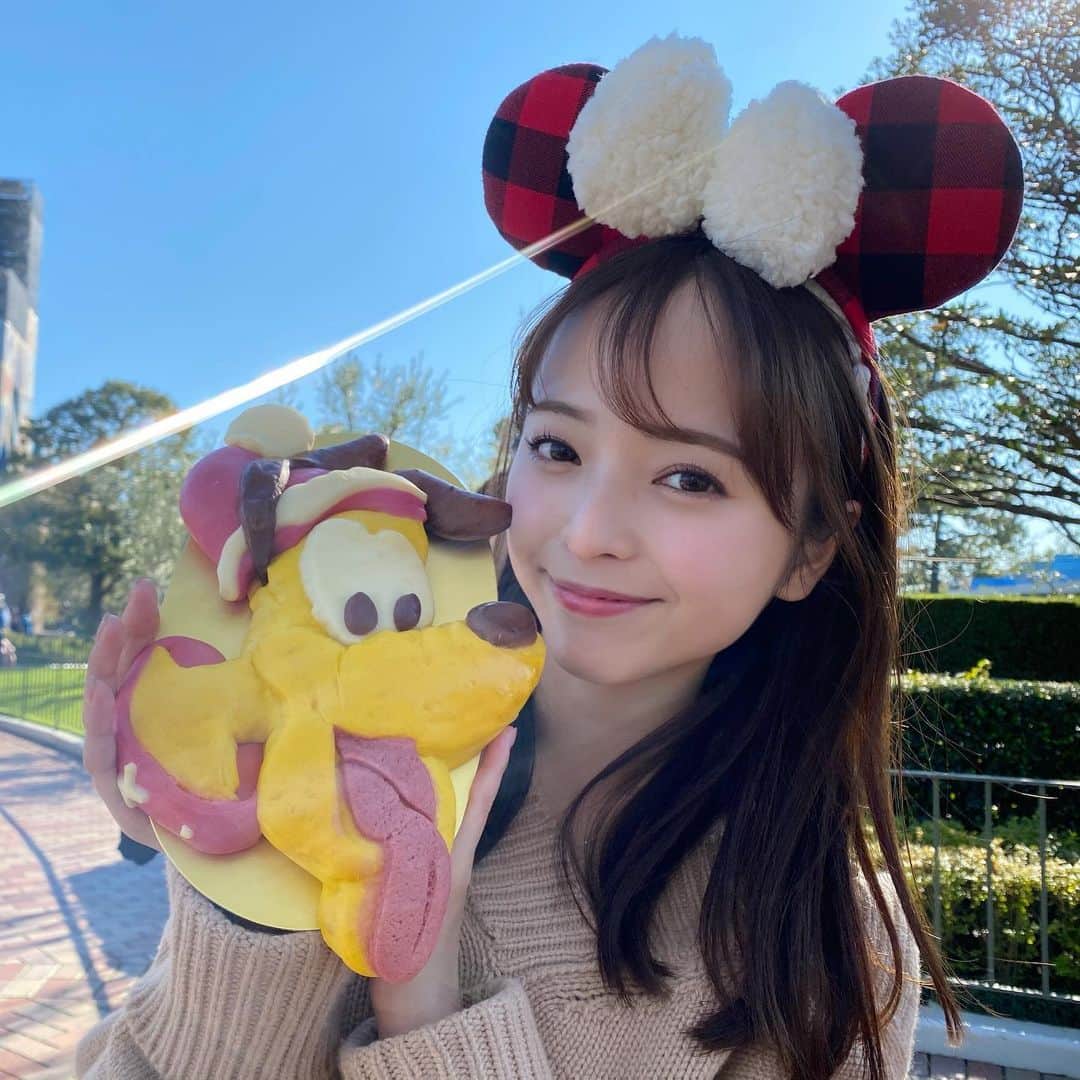 黒口那津のインスタグラム：「可愛いからまだ食べてない🥺 最近iPhoneのカメラで撮ると この謎の線が入る😭 携帯のせいなのかな〜、、 #ディズニーランド」