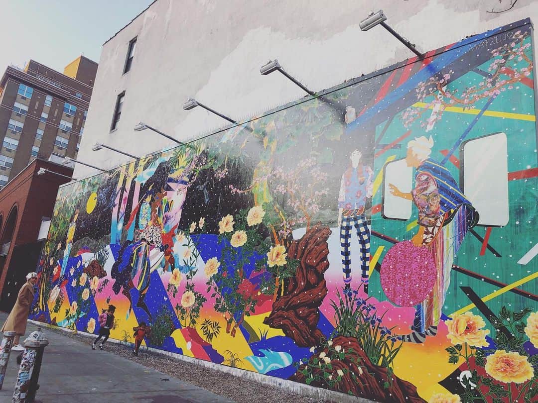 中鉢明子さんのインスタグラム写真 - (中鉢明子Instagram)「Houston Bowery Wall /NewYork #TomokazuMatsuyama #friend #NewYork  #houstonbowerywall Bravo👏👏👏 マツさん(松山智一さん ) が認められた人のみぞ許されると言われているニューヨークの一番有名な壁絵のスポットに絵を描きました。その様子は先日『情熱大陸』でも放送されました。#友人の活動 #ニューヨーク」12月10日 9時37分 - akiko_harlem