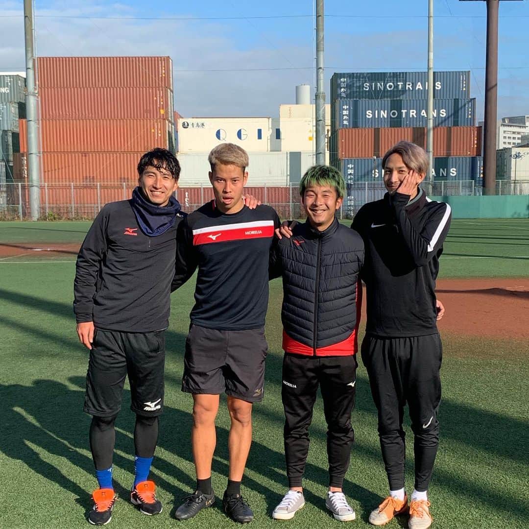 マキヒカのインスタグラム：「. . 東京 朝サッカーはじめました。 ついに会えた ユウトくん😭😭 カンボジアぶりに久しぶりに会えた フミヤくん😎😝 楽しかった！ありがとうごさいました😊 . #参加者全員うますぎる #全員プロ #上手すぎて怖い #サッカーヤクザ #足ぴえん #この後またサッカー #サッカーラブ」