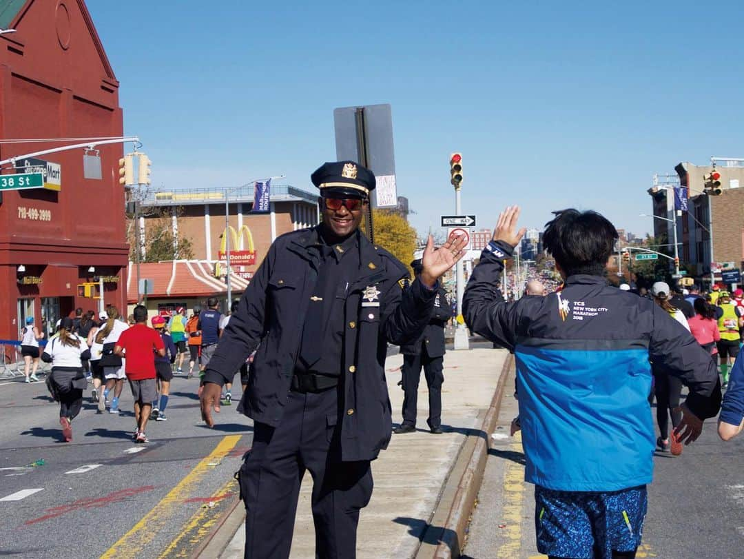 走るひとさんのインスタグラム写真 - (走るひとInstagram)「Daitoh Shunsuke runs newyork city marathon  words, by ueda yuito - - 2018年11月、俳優・大東駿介は初めてNYCマラソンへ参加した。その旅に同行した小誌編集長・上田唯人の主観で綴る4000字のルポタージュ。 - -  #走るニューヨーク #走るひと #走るひと6 #hashiruhito」12月10日 9時33分 - hashiruhito.jp