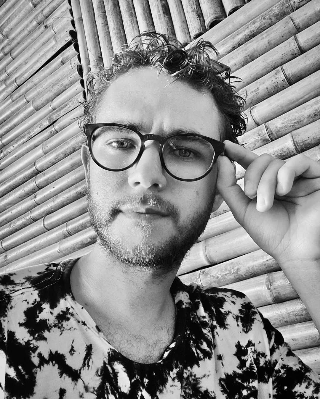 ゼッドのインスタグラム：「I look like a snapchat filter when I wear glasses lol」