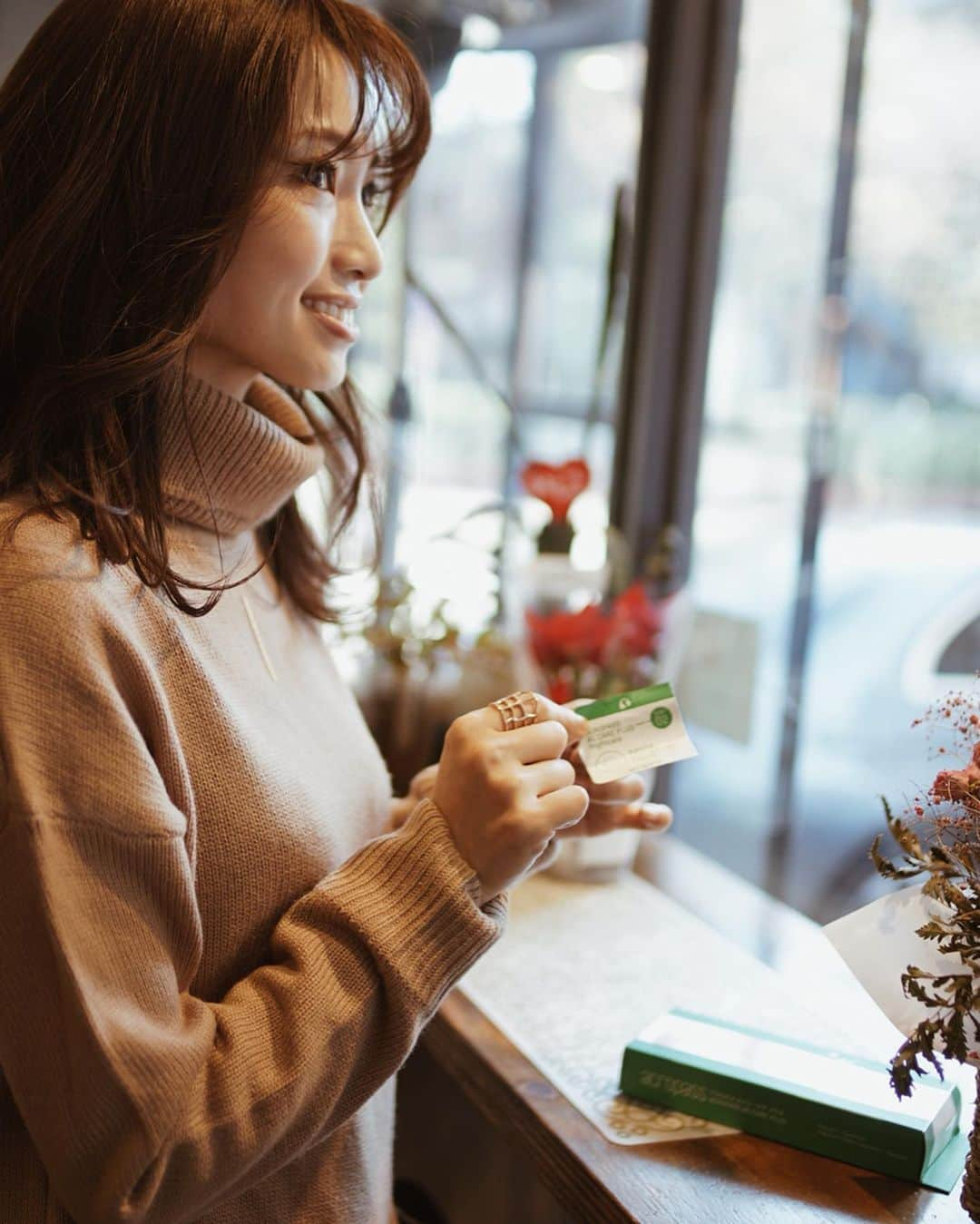 喜田彩子さんのインスタグラム写真 - (喜田彩子Instagram)「﻿ ﻿ 昨日は韓国で買ってきたものライブ、﻿ 見てくださってありがとうございました♥️﻿ ﻿ 韓国美容グッズと言えば #ニキビパッチ ﻿ 友人も購入していました✨﻿ 私がお勧めなのは#アクロパスACケアプラス ﻿ ﻿ ニキビパッチも色々ありますが、こちらはトゲトゲの針がついていて﻿ 1つづ小分けにもなっているので衛生的！﻿ ﻿ 【セット内容】﻿ ⚫︎クレンザーシート﻿ ⚫︎ナイトケア用パッチ﻿ ⚫︎デイケア用パッチ﻿ ﻿ マイクロニードルがニキビにあたって、ほどよくケアしてくれます☺️﻿ 私の中でのニキビケアNO.1です♡﻿ ﻿ またお勧め投稿します！﻿ ﻿ ﻿ @fun_and_natural ﻿ #ニキビ#吹出物 #ニキビケア #acropass #アクロパス #韓国コスメ #エイジングケア#お家エステ #エイシーケア #無添加#instabeauty #instagood#スポットプラス#beauty#貼るヒアルロン酸注射 #お家エステ #エイシーケア #無添加 #アクロパスエイシーケア #アクロパスエイシーケアプラス﻿ #instabeauty #instagood」12月10日 9時36分 - ayacokida