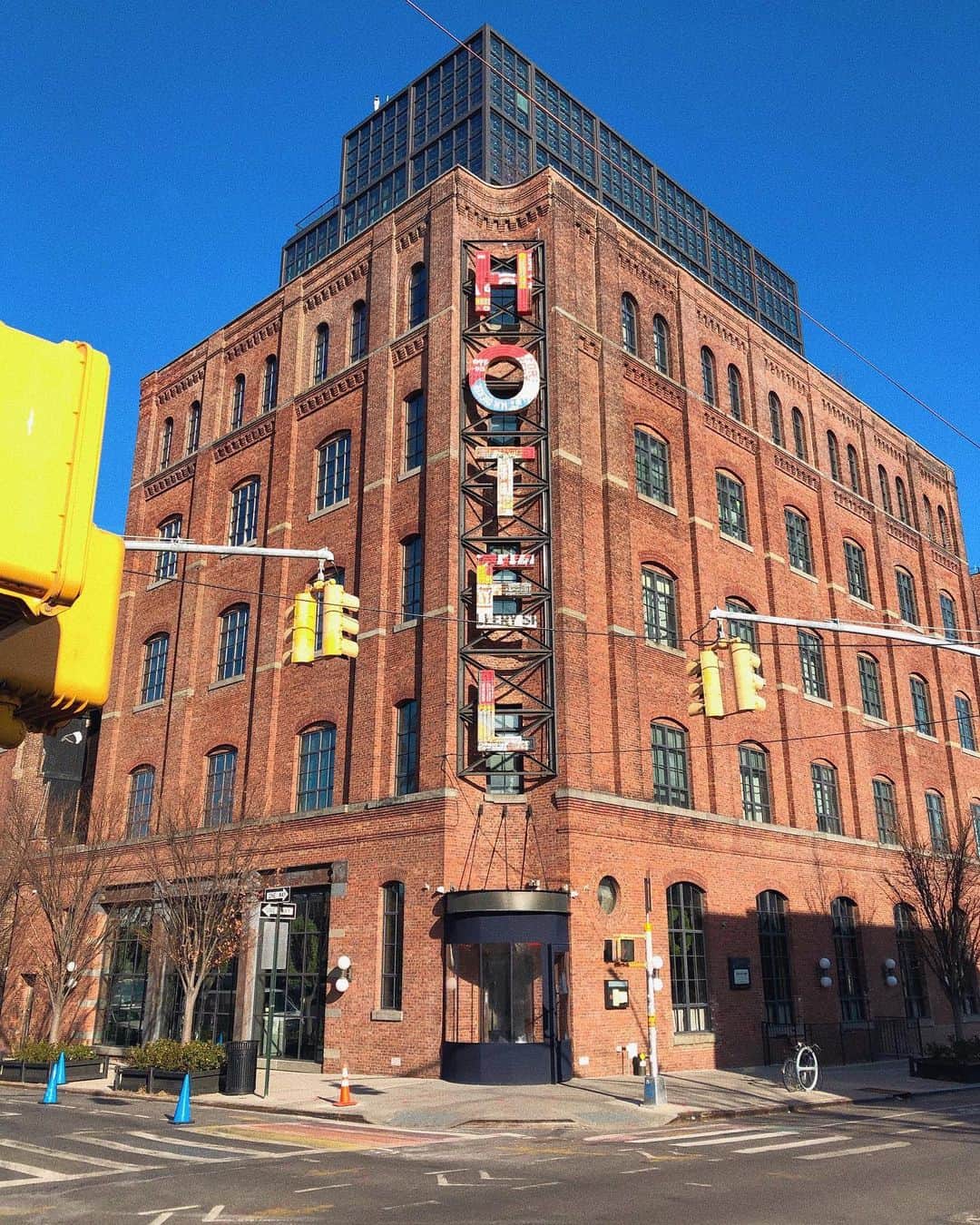 岩渕加恵さんのインスタグラム写真 - (岩渕加恵Instagram)「H O T E L . . .❤️ ブルックリンでは念願のホテルに〜👏 ５年前泊まれなくてやっと🥺🥺🥺 . 想像を遥かに超えてだい〜ぶ癒し空間でのんびり💓💓 ルームカードまで可愛い、、、すき🤤 #whythehotel #brooklyn #newyork #ニューヨーク散歩 ♡」12月10日 20時27分 - kae0113