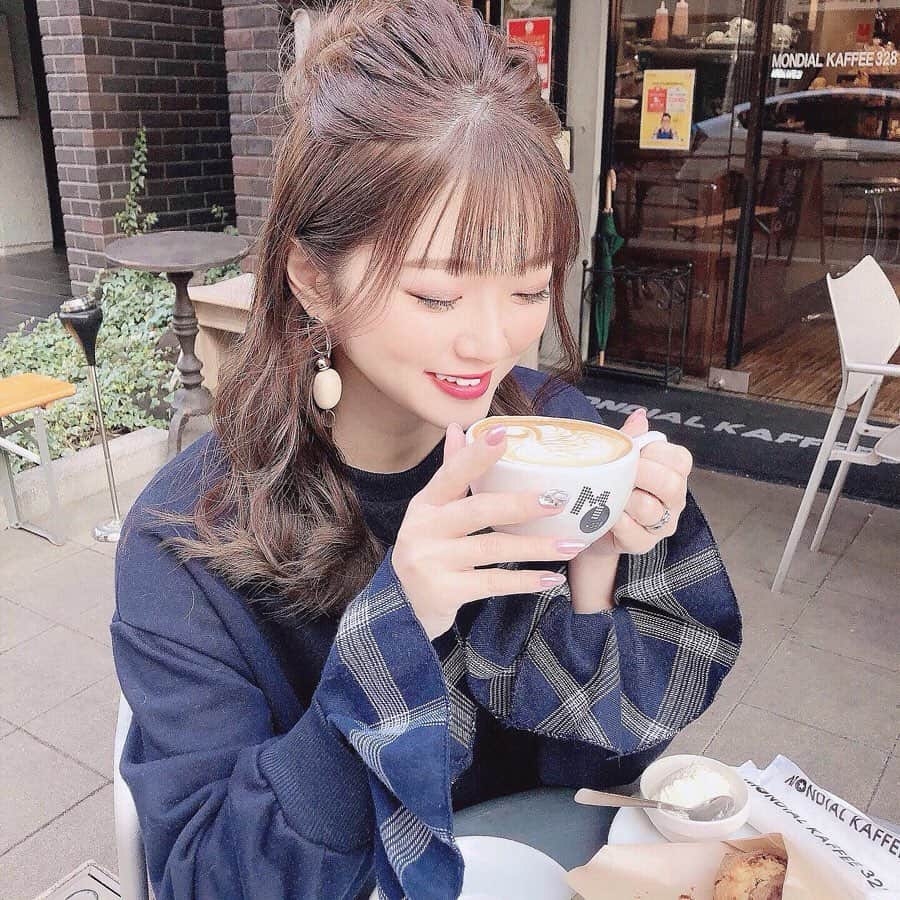 伊藤りかさんのインスタグラム写真 - (伊藤りかInstagram)「． 久しぶりにMONDIAL KAFFEEに◌ 妊娠中のカフェイン摂取はなるべく避けてます✌︎ 先生には、無理しない程度に"1日2杯"は いいよと許可を貰ってるので特別な時だけ..！❤︎ * 今日は朝から沢山動画撮影したので アップまで、もう少し待っててね〜🐘♡ * #ギュギュギュ @gyugyugyu_lme  ハイウエストなので ウエストをぎゅ〜っとくびれさせてくれる！ 履くだけで自然と食べる量も少なくなるよ໒꒱· ﾟ パンツタイプやけど、 私は下着の上から着用するようにしてました❄️ * #りかちゃんのカフェ巡り #女の子 #ぱっつん前髪 #可愛い #カラコン #ゆる巻き #シースルーバング  #メイク #カフェ巡り #心斎橋カフェ #カフェスタグラム  #妊婦 #妊婦コーデ #妊婦生活 #マタニティ #ミディアム #ミディアムヘア #カフェ #ハーフアップ #ハーフアップアレンジ #モンディアルカフェ328 #マタニティライフ  #pr #hair #hairarrange #cafe #makeup #伊藤りか #snsクリエイター」12月10日 20時30分 - rrrika.i
