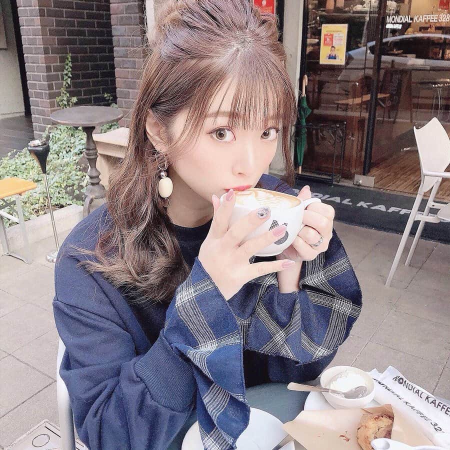 伊藤りかさんのインスタグラム写真 - (伊藤りかInstagram)「． 久しぶりにMONDIAL KAFFEEに◌ 妊娠中のカフェイン摂取はなるべく避けてます✌︎ 先生には、無理しない程度に"1日2杯"は いいよと許可を貰ってるので特別な時だけ..！❤︎ * 今日は朝から沢山動画撮影したので アップまで、もう少し待っててね〜🐘♡ * #ギュギュギュ @gyugyugyu_lme  ハイウエストなので ウエストをぎゅ〜っとくびれさせてくれる！ 履くだけで自然と食べる量も少なくなるよ໒꒱· ﾟ パンツタイプやけど、 私は下着の上から着用するようにしてました❄️ * #りかちゃんのカフェ巡り #女の子 #ぱっつん前髪 #可愛い #カラコン #ゆる巻き #シースルーバング  #メイク #カフェ巡り #心斎橋カフェ #カフェスタグラム  #妊婦 #妊婦コーデ #妊婦生活 #マタニティ #ミディアム #ミディアムヘア #カフェ #ハーフアップ #ハーフアップアレンジ #モンディアルカフェ328 #マタニティライフ  #pr #hair #hairarrange #cafe #makeup #伊藤りか #snsクリエイター」12月10日 20時30分 - rrrika.i