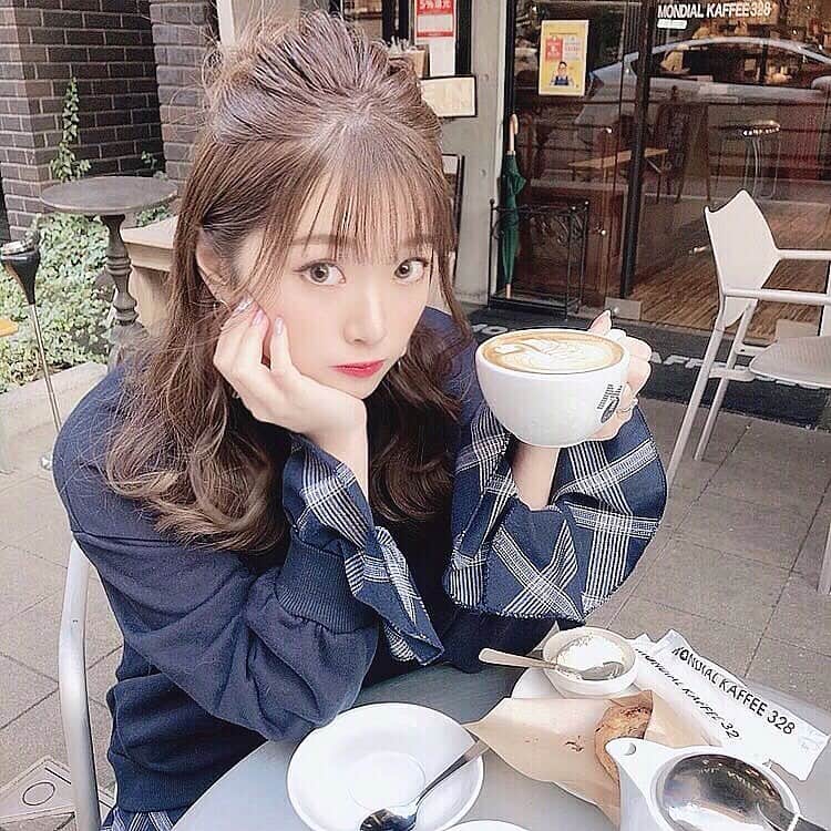 伊藤りかさんのインスタグラム写真 - (伊藤りかInstagram)「． 久しぶりにMONDIAL KAFFEEに◌ 妊娠中のカフェイン摂取はなるべく避けてます✌︎ 先生には、無理しない程度に"1日2杯"は いいよと許可を貰ってるので特別な時だけ..！❤︎ * 今日は朝から沢山動画撮影したので アップまで、もう少し待っててね〜🐘♡ * #ギュギュギュ @gyugyugyu_lme  ハイウエストなので ウエストをぎゅ〜っとくびれさせてくれる！ 履くだけで自然と食べる量も少なくなるよ໒꒱· ﾟ パンツタイプやけど、 私は下着の上から着用するようにしてました❄️ * #りかちゃんのカフェ巡り #女の子 #ぱっつん前髪 #可愛い #カラコン #ゆる巻き #シースルーバング  #メイク #カフェ巡り #心斎橋カフェ #カフェスタグラム  #妊婦 #妊婦コーデ #妊婦生活 #マタニティ #ミディアム #ミディアムヘア #カフェ #ハーフアップ #ハーフアップアレンジ #モンディアルカフェ328 #マタニティライフ  #pr #hair #hairarrange #cafe #makeup #伊藤りか #snsクリエイター」12月10日 20時30分 - rrrika.i
