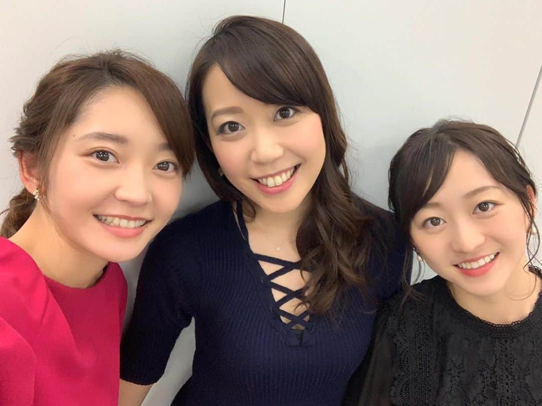 須黒清華のインスタグラム：「昨日のOA終わり。 竹崎アナと片渕アナのパンツがお揃いみたいで可愛かったからパシャパシャ撮り、ついでに真ん中に入れてもらいました💕 片渕、ちっちゃい🤣💕 . そして今日も、「ありえへん∞世界」放送始まってますー✨ いつも番宣遅くてすみません💦 . #テレビ東京 #アナウンス部 #竹崎由佳 #片渕茜 #wbs #ワールドビジネスサテライト#ありえへん世界」