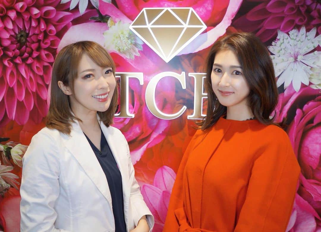 のインスタグラム：「1年半前にしてもらった  TCB式ヒアルロン酸豊胸のメンテナンスを  東京中央美容外科池袋院でしてもらったよ💓  女性としてバストの悩みって尽きなくて  絶えず多くの方からDMをいただきました❗  できるだけお答えしてたんですが  なかなかみなさんにお返事できなくてごめんなさい🥺🙏 産後の授乳を終えてのメンテナンスで  今もきれい保ってるんだけどさらに！美しく整えるために  井上真梨子先生を追いかけて池袋院まで  行ってきたの💓  私の場合左右差が少しあるから  それも整えてもらって出産前のハリあるバストに  仕上げてもらったよ✨  しかも短時間で❗  女医っていうのがとても安心できるし  選ぶポイントの一つでもある❗  まりこ先生 @drinouemariko @drmariko_shorei  ありがとうございました😊  あ、私のインスタ見ると良いことあるみたいです❤ . . .  #豊胸ならTCB東京中央美容外科  #美容整形ならTCB東京中央美容外科  #豊胸なら井上真梨子医師  #東京中央美容外科 #美容外科 #池袋  #東京中央美容外科池袋院 #井上真梨子  #まりこ先生 #TCB式ヒアルロン酸豊胸  #バストアップ #PR」