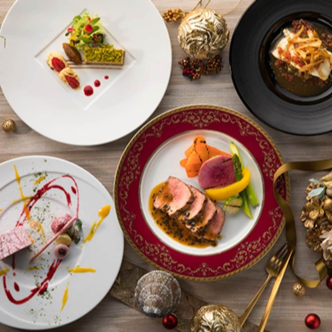 Courtyard by Marriott Tokyoさんのインスタグラム写真 - (Courtyard by Marriott TokyoInstagram)「LAVAROCK Christmas Dinner✨🥂🎄 Dine in style this Christmas with two hors d'oeuvre of foie gras and herb salad, grilled flounder in a rich chicken and seafood sauce, and lavish rib-eye steak, the rarest cut of prime rib roast. Cherish an unforgettable celebration amid the bright city lights. ラヴァロック クリスマス ディナー🎁🎉😀 前菜には2種のフォアグラとハーブサラダ、魚料理には鶏と魚介の旨味が凝縮されたソースで楽しむ平目のグリル、肉料理はリブロースの中でも希少なリブアイを贅沢に使ったステーキをどうぞ。光煌めく街並みとともに、格別のひと時を。#tokyogourmet #delicious #instagourmet #tokyorestaurant #美味しいお店 #Christmas  #フルコース #クリスマス #ginza #銀座 #スキレット #cytokyo」12月10日 19時00分 - courtyard_tokyo_station