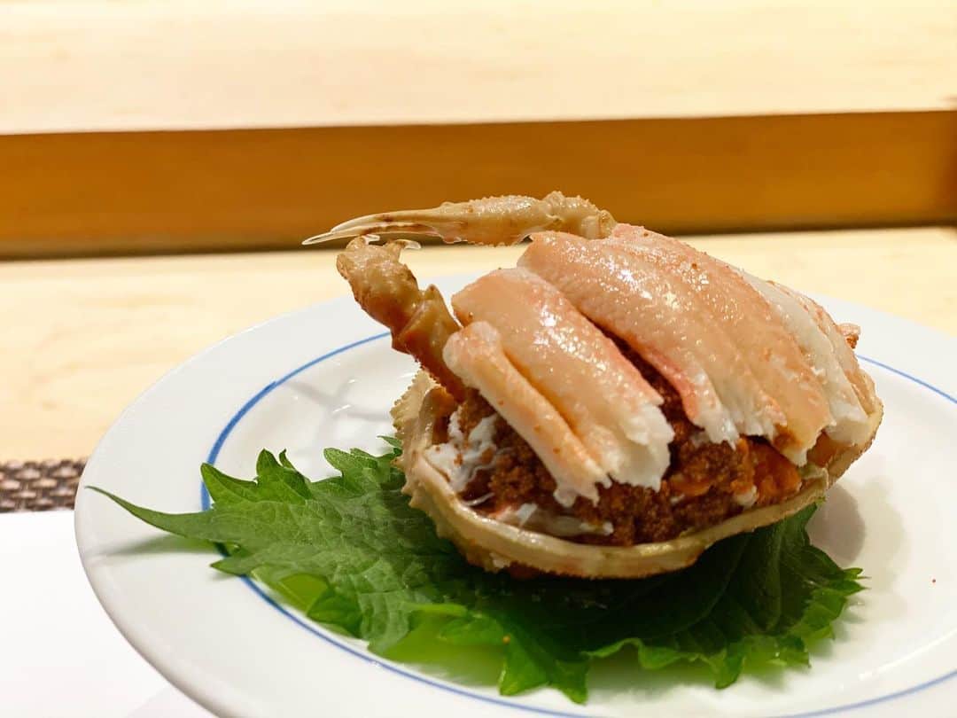 のインスタグラム：「. #蟹 は夜更け過ぎに 殻へと変わるだろう . #sushi #dinner #crab #yummy #japanesefood  #寿司 #お寿司 #香箱蟹  #冬の味覚 #🦀 #クリスマスイブ #山下達郎#ファミマ!! #butter coffee #healthy #selfie #グラスフェッドバタ #筋トレ」