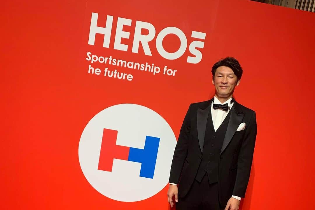 巻誠一郎さんのインスタグラム写真 - (巻誠一郎Instagram)「『HEROs AWARD 2019』  熊本地震の際の支援物資の確保や緊急支援、被災者訪問やサッカー支援を通じた心の支援などを評価していただき賞をいただきました。  このような賞をいただきましたが、災害時には僕は特別なヒーローは必要ないと思います。 災害時に歯をくいしばり、前を向いて歩んだ皆さんこそがヒーローでありwinnerだと思っています。  この賞を僕がいただく事により、被災地の皆さんのえがおや勇気に繋がればと思います。  日本財団さんが支援されてるHEROsとは、アスリートやチーム・リーグ、NPOが行う優秀な社会貢献活動を表彰する式典でスポーツの力を活かした社会貢献活動を可視化し、次に続くアスリートのロールモデルを示していくという活動です。本当に素晴らしい活動だと思います！  僕はアスリートには自分の競技の世界だけにとどまらず、様々な分野で価値があり力を発揮出来ると思っています。  このような活動、仲間がもっともっと増え世の中を支えていけるようになればいいですね。  このような賞をいただきましたので、これからもこの賞に恥じないよう、自分が出来る事を全力で取り組みたいと思います。  #日本財団 #heros #herosaward2019 #ユアアクション #災害支援 #アスリート #パラアスリート #巻誠一郎」12月10日 19時02分 - makiseiichiro9