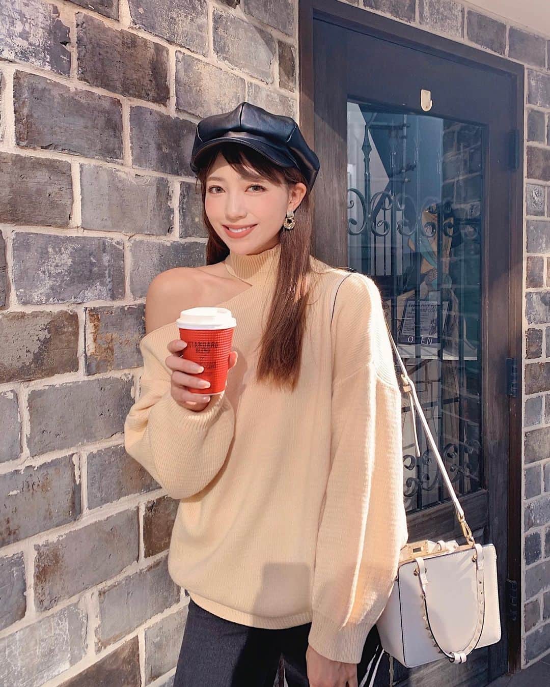 唯可（yuika）さんのインスタグラム写真 - (唯可（yuika）Instagram)「毎日家を出たら寒すぎて電車に乗る前に ホットカフェラテか、ロイヤルミルクティ買ってます。 おかげさまで電車の中では汗だくです🥺 . . . 最近またまた肩あきニットが好きで集めてるよ シンプルなコーデでもちょっと一癖あるのが好き🤤 knit ... @lilirena_  pants... @uniqlo . そろそろウィンタースポーツやりたいな スノボもスケートもやりに行かないとっ . . .」12月10日 19時04分 - yu.i.k.a