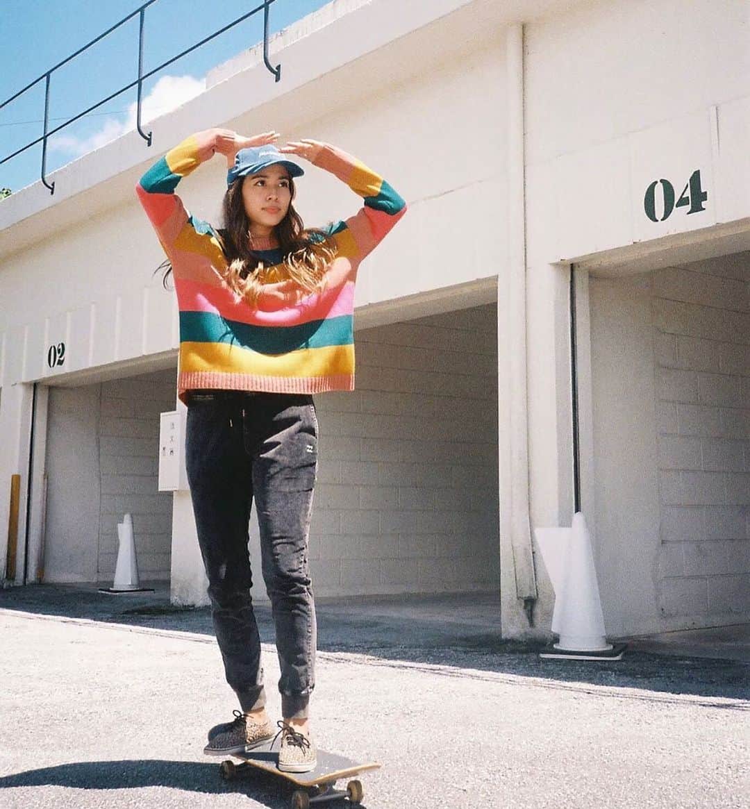 Tattyのインスタグラム：「photo by @mayakibbel  for @billabongwomensjp Magazine. . .  12/31〜1/7で沖縄行きますぅ🌹 今回は @y.u.kk のねーさんも来るから 楽しみ染みしみ〜😌 沖縄の冬、初めてだっ😄 なんだかんだ年越しも沖縄初めてだっ😄  #billabongwomens #billabongwomensjapan #billabongmagazine #spicemotel #okinawa #沖縄」