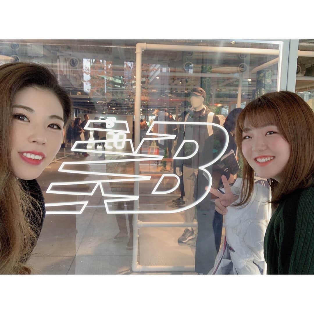 山内日菜子のインスタグラム：「． 今日はニューバランスの ２０２０年秋冬のアパレル展示会へ 行ってきました〜！ ． 可愛い服がいっぱいだったし シンプルでスポーティーなのもあって 来年の秋冬が楽しみです〜🍁⛄️ 私的には、来年のレインウエアが楽しみかも🤔✨ #newbalance #newbalancegolf」