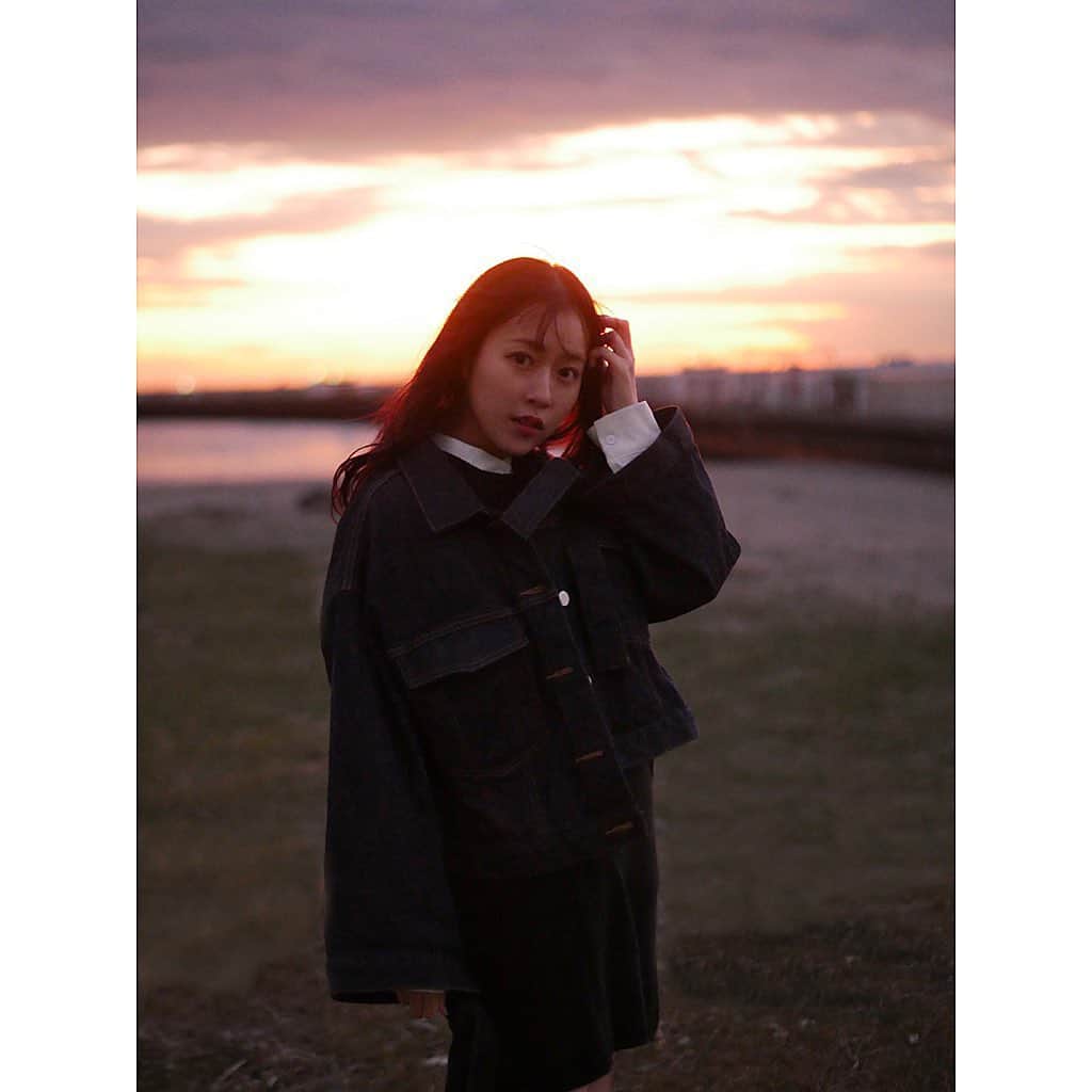 多田愛佳さんのインスタグラム写真 - (多田愛佳Instagram)「今年もあと3週間で終わりだって😳 びっくり。 写真は先日季節外れの海に行ってきた時の写真♡ . . #夕陽を見ているか」12月10日 19時17分 - lovetannnnnn