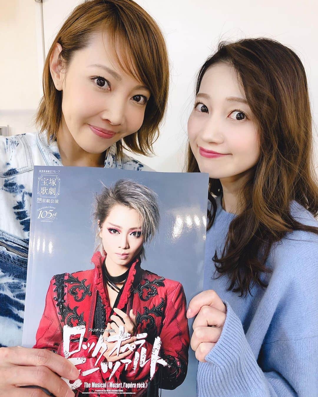 のインスタグラム：「. 今日は、ちえさんと新生星組の誕生を観させていただきました꙳★*ﾟ 礼真琴率いる新しい星組がスタートしたんだなと、改めて実感しました☺️ 同時にこっちゃんが星組配属されてからの色んな場面を思い出しては、何て立派な男役さんになったのだろうと😢💕 本当に素敵でした。 これからが益々楽しみです。 . そしてその後 ちえさんとゆっくりお話させていただいて、凄く有意義な時間を過ごすことができました☺️💕 . そして、そして、今日着ている星組カラーのニットは今年のお誕生日に、 ちえさんにプレゼントしていただいたものなのです♡ 着心地サイコーでございます🤭✨ #礼真琴 #お披露目 #新生星組 #スタート #ロックオペラモーツァルト #柚希礼音さん #ちえねね #観劇 からの. だいぶ遅めの#ブランチ」
