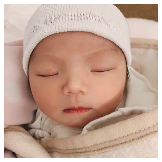 土屋美穂のインスタグラム：「R.1  12月7日 ☆  14:11 2735 ｇ  49 ㎝  女の子 . . 予定日より、5日遅くなりましたが 元気な赤ちゃん #出産しました 👶💓 途絶すぎましたが、逢えました(;o;)💓 . . お腹の中は居心地良さそうだったけど これからお外でママとパパと 成長してこーね(´ω`) ♡♡ . ご報告でした💡 . . #出産 #12月7日 #長女 #女の子」