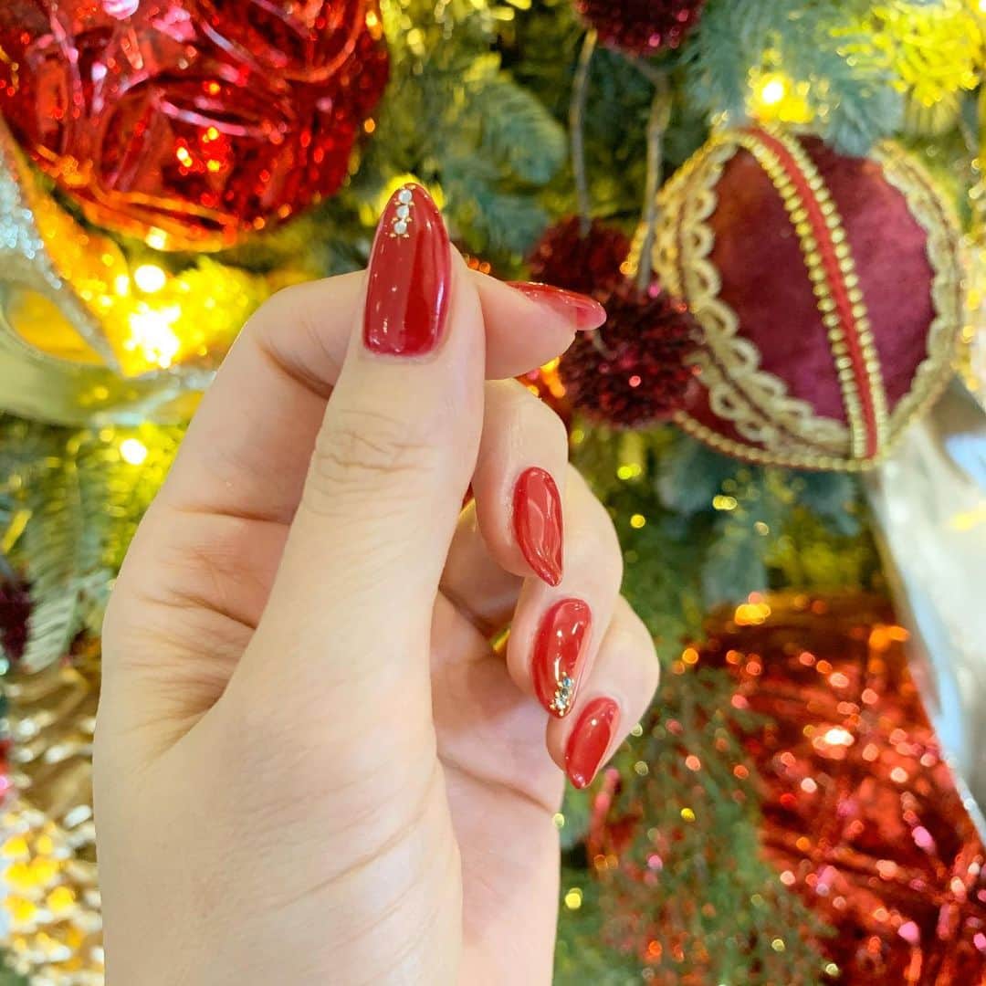 吉田美紀さんのインスタグラム写真 - (吉田美紀Instagram)「・ ・ 街のクリスマスモードに影響されて 久しぶりのレッドネイル❣️ ・ この季節を楽しむべく♡ たまにはいいね･:*.:+ ・ 最近、ワンカラーには左手の親指のアートがマイブーム♬ ・ ・ #nail #christmascolor #handnail #rednail #simplenails #ネイル #ハンドネイル #クリスマスネイル #クリスマス #レッドネイル #シンプルネイル」12月10日 19時30分 - miki__yoshida