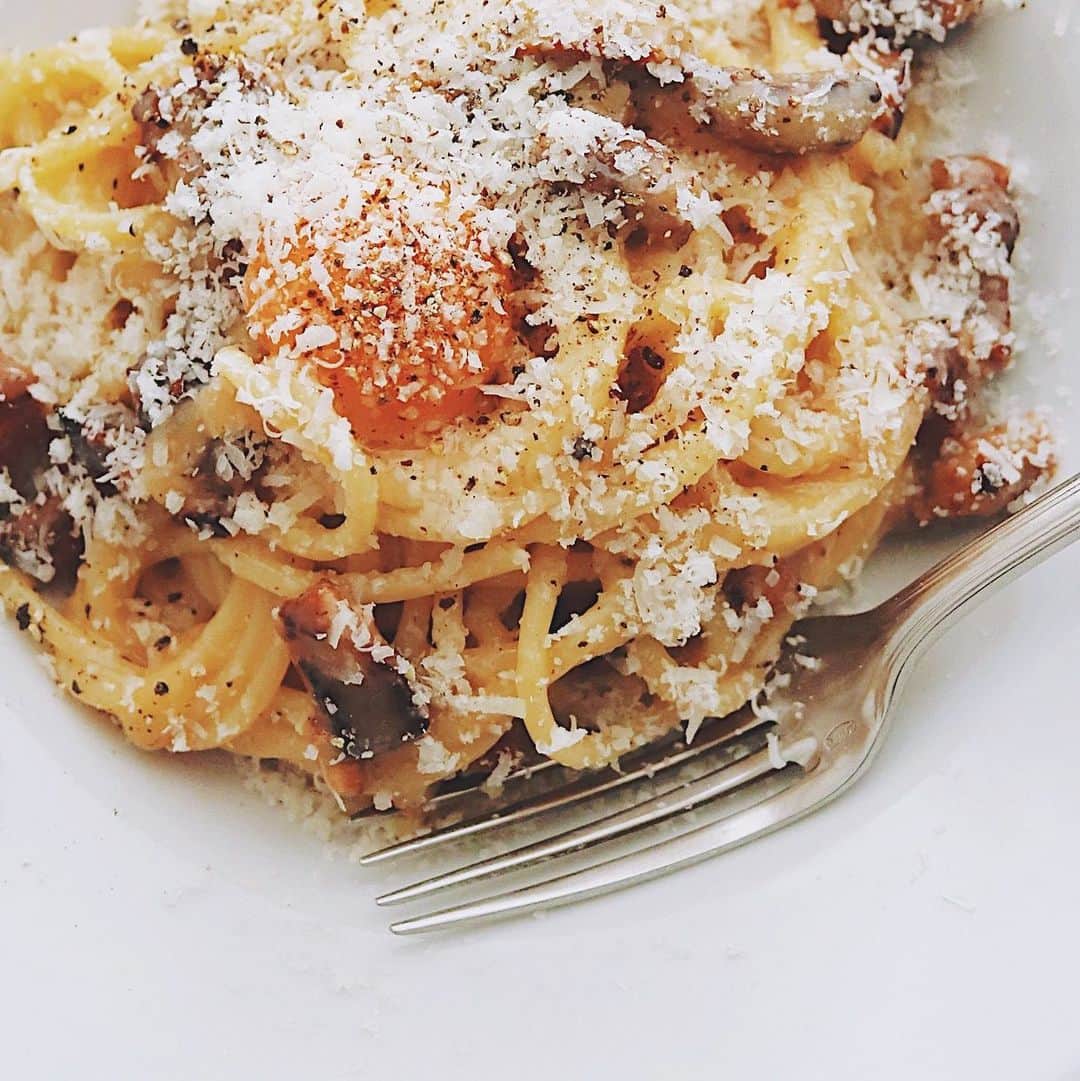 のインスタグラム：「Carbonara . 夜カルボナーラ。 卵黄とチーズで こってりと濃厚。 今朝とほぼ同じ。。 . . #カルボナーラ #carbonara #italianfood #romafood #topitalianfood #pastalover #lovepasta #pastaitaliana #cucinaitaliana #iloveitalianfood」