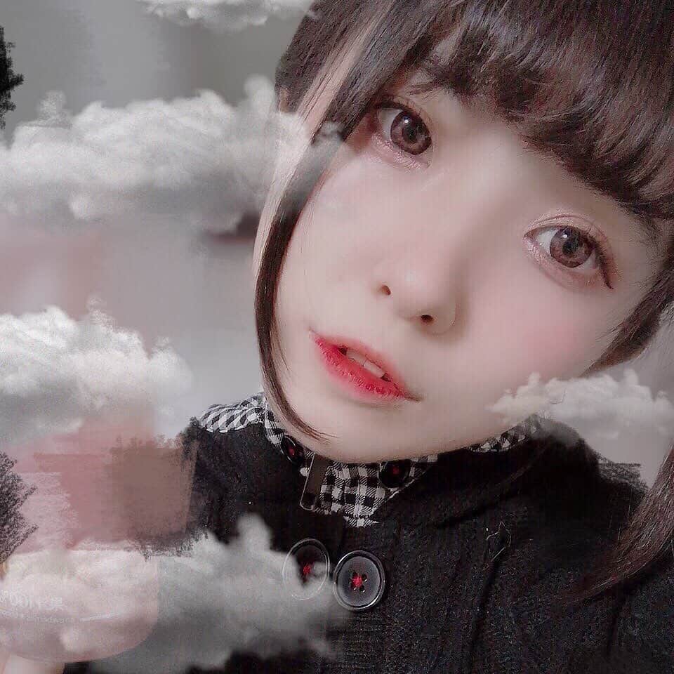 東雲れいかのインスタグラム：「顔面ドアップはずかしい、、、 これはえっと、、 今日は前からの質問のカラコンについてです🐶！ 使っているのは @glam_karakon Jill（ジル） Sanctuary Macaron  のアプリコットです^ - ^  私、黒髪なのとアイドル活動がある関係であまり今まで柄がついているカラコンって良くないかなぁってしてこなかったんだけど、このカラコンは柄が綺麗でカラコン本体みると派手に見えるんだけど、つけると割とナチュラルに盛れます^ - ^ とてもおススメ 色もなんて言うのか、黒髪の私も浮かずに目だけいい感じにアプリコットの色が透き通って透明感とかきゅるきゅるになります^ - ^  みんなもぜひぜひ 使ってみてね！  #GLAMLENS #GLAM #グラムレンズ #カラコン #グラムカラコン #グラム #通販限定 #黒髪 #黒髪ミディアム #ウルフカット #黒ニット #ひとりぐらし部屋 #一人暮らし女子」