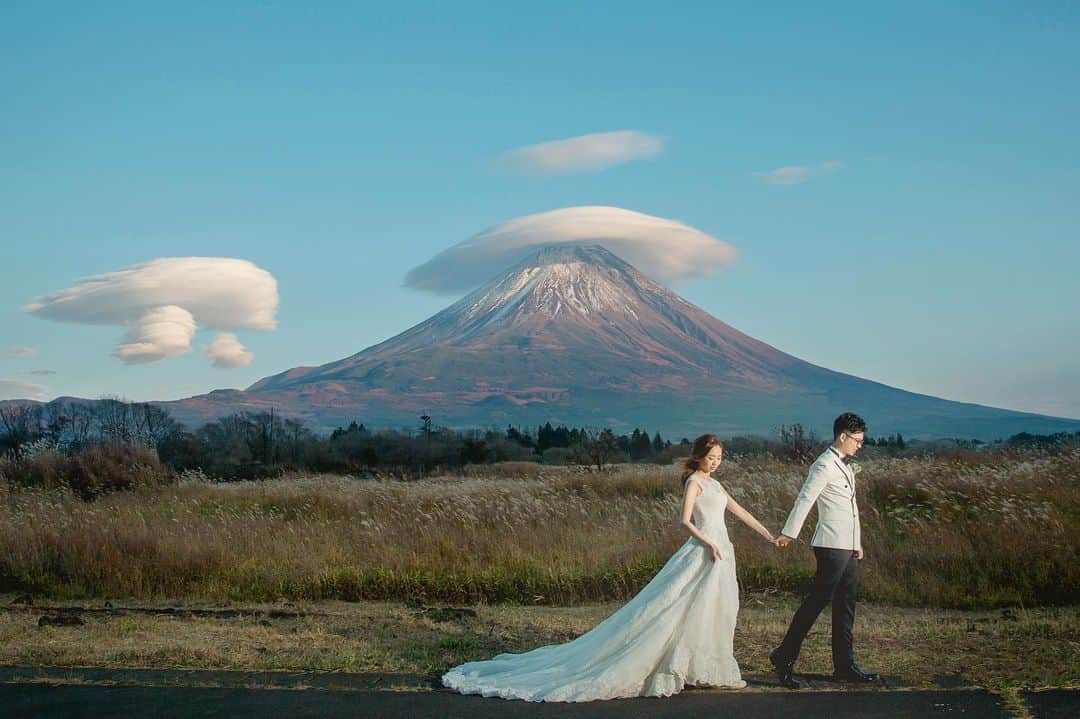 Decollte Wedding Photographyのインスタグラム：「【 富士山 Mt.Fuji 】Mt. Fuji having Jewish hat ! 🤩🤩 ﻿ Photographer @studioaqua_kaito ﻿ @studioaqua.fuji  @decollte_weddingphoto﻿ @decollte_weddingstyle﻿ ﻿ ﻿ #japan #mtfuji #autumnleaves #Decolltephotography #weddinginspiration #Weddingphotography #prewedding #weddingphoto #overseasprewedding #japaneseprewedding #japanwedding #landscapephotography #romantic #love #happiness #日本 #富士山 #海外婚紗 #婚紗 #唯美 #신부 #웨딩 #웨딩사진」