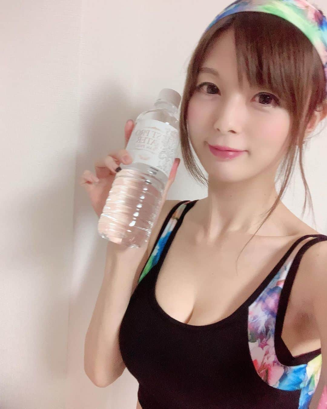 のインスタグラム：「久々にホットヨガ¨̮♡︎ この時期寒いからホットヨガは最適！ * * 運動してると一年中露出高めだからケアもしないと！ 銀座カラー（@ginzacalla_official ）は全身、顔も含む脱毛が月額3,300円✨ * * 良心的なお値段でつるすべ肌👼 . * 無料カウンセリングのご予約は 『@ginzacalla_official』の. 公式アカウントURLから キャンペーンをcheckしてみてね👼✨✨. .  #エステプロラボ  # #銀座カラー　 #脱毛 #全身脱毛 #顔脱毛　 #callaPR #美容　 #美容好きな人と繋がりたい  #脱毛サロン #エステプロラボ銀座  #estheprolabo  #laviasport  #ラヴィアスポーツ」