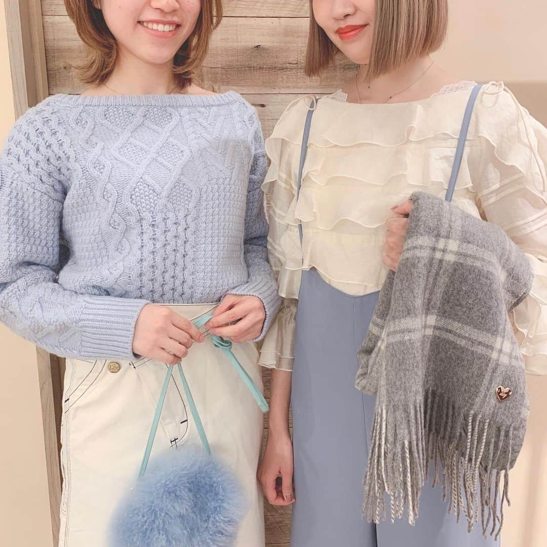 デイシーさんのインスタグラム写真 - (デイシーInstagram)「. ☃️ White × Blue ✨ . 甘くなりすぎない 大人っぽいカラーのブルーを取り入れて...♡ . 左のケーブルパッチオフショルニット(ブルー)は 名古屋店限定カラーとなっております😌 . ぜひ店頭にてお試しくださいませ💁‍♀️ . . #deicy #deicynagoya #デイシー #デイシー名古屋 #mecouture #ミークチュール #ootd  #instagood #white #blue #fashion #knit #skirt #denim #コーディネート #ファッション #ホワイト #ブルー #ニット #スカート #デニム #マフラー #限定 #名古屋 #nagoya #パルコ #名古屋パルコ #2019aw #winter」12月10日 19時47分 - deicy_official