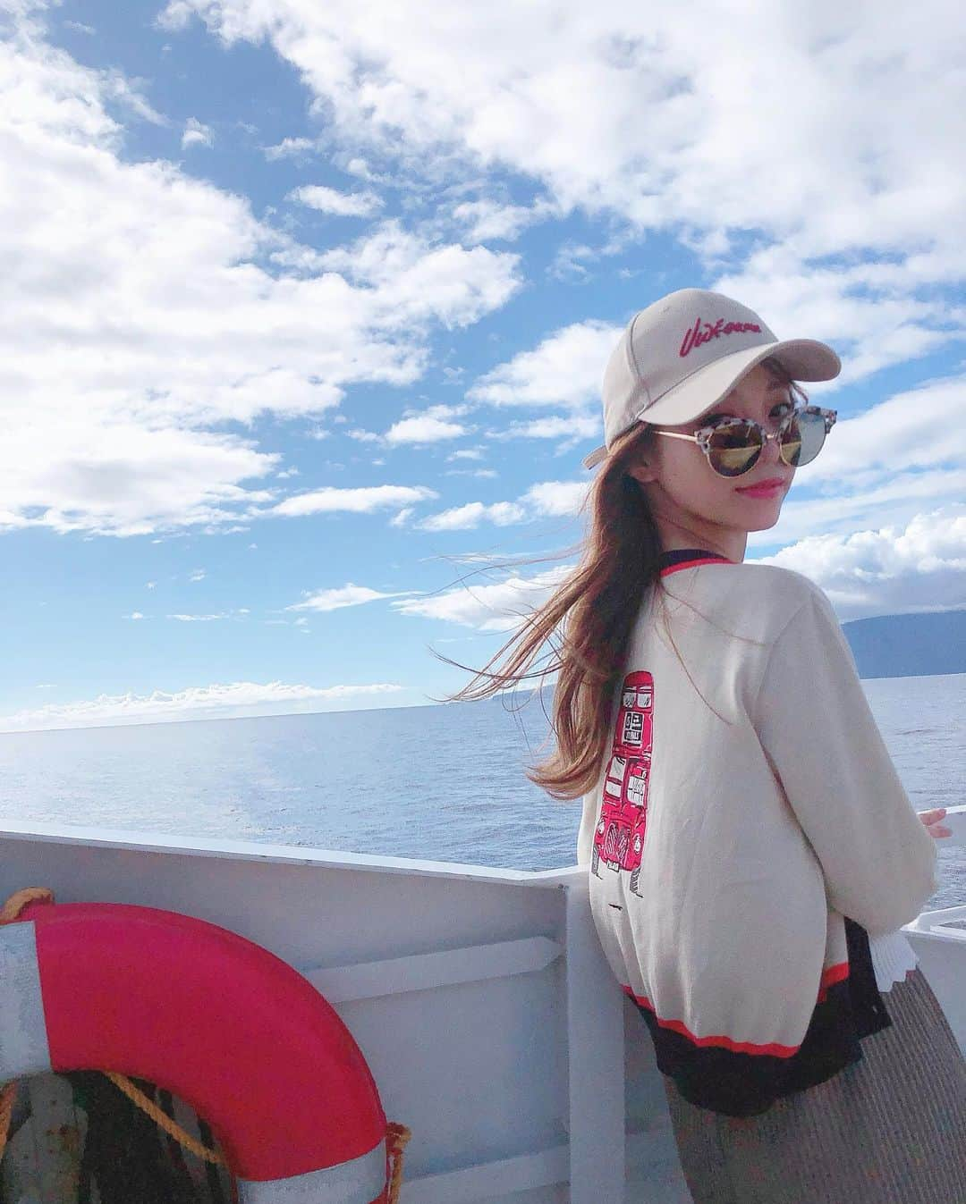 白岩まちこさんのインスタグラム写真 - (白岩まちこInstagram)「≫≫🛥... 𝐰𝐡𝐚𝐥𝐞 𝐰𝐚𝐭𝐜𝐡𝐢𝐧𝐠  ㅤㅤㅤㅤㅤㅤㅤㅤㅤㅤㅤㅤㅤㅤㅤㅤㅤㅤㅤㅤㅤㅤ マウイ島に来て一番最初にしたのは、 ホエールウォッチング🐳💓 ㅤㅤㅤㅤㅤㅤㅤㅤㅤㅤㅤㅤㅤ ㅤㅤㅤㅤㅤㅤㅤㅤㅤㅤㅤㅤㅤ ㅤㅤㅤㅤㅤㅤㅤㅤㅤㅤㅤㅤㅤ 12月から4月までがシーズンらしいんやけど、 12月はシーズンに入ったばっかりやから まだまだクジラが少ないらしい🤭💫 ㅤㅤㅤㅤㅤㅤㅤㅤㅤㅤㅤㅤㅤ ㅤㅤㅤㅤㅤㅤㅤㅤㅤㅤㅤㅤㅤ ㅤㅤㅤㅤㅤㅤㅤㅤㅤㅤㅤㅤㅤ それでもちゃんと見れた🥺💓 ㅤㅤㅤㅤㅤㅤㅤㅤㅤㅤㅤㅤㅤㅤㅤㅤㅤㅤㅤ  2月とかは3000頭ぐらいいるらしくて、 ビーチからも見えるんやって😂‼️ㅤㅤㅤㅤㅤㅤㅤㅤㅤㅤㅤㅤㅤ ㅤㅤㅤㅤㅤㅤㅤㅤㅤㅤㅤㅤㅤ ㅤㅤㅤㅤㅤㅤㅤㅤㅤㅤㅤㅤㅤ  ホエールウォッチングは、ラハイナ港から 毎日4便ぐらい出航してて、港にズラーと沢山の ツアー会社が並んでたけど、急に行ったから英語のツアーしかなくてクジラの説明とかがよく聞き取れなかった🙃💫 ㅤㅤㅤㅤㅤㅤㅤㅤㅤㅤㅤㅤㅤ ㅤㅤㅤㅤㅤㅤㅤㅤㅤㅤㅤㅤㅤ  でもでも船に乗ってクジラを探しに行くって なかなか普段出来ない体験やから めちゃめちゃ楽しかったなーっ🥰💓 ㅤㅤㅤㅤㅤㅤㅤㅤㅤㅤㅤㅤㅤ ㅤㅤㅤㅤㅤㅤㅤㅤㅤㅤㅤㅤㅤ ㅤㅤㅤㅤㅤㅤㅤㅤㅤㅤㅤㅤㅤ ハワイ、紹介したいことが多すぎて 写真だけが溜まっていく、、、🤨🤨🤨 ㅤㅤㅤㅤㅤㅤㅤㅤㅤㅤㅤㅤㅤ ㅤㅤㅤㅤㅤㅤㅤㅤㅤㅤㅤㅤㅤ ㅤㅤㅤㅤㅤㅤㅤㅤㅤㅤㅤㅤㅤ ㅤㅤㅤㅤㅤㅤㅤㅤㅤㅤㅤㅤㅤ ㅤㅤㅤㅤㅤㅤㅤㅤㅤㅤㅤㅤㅤ #ハワイ#Hawaii#マウイ#マウイ島#Maui #ホエールウォッチング#whale#船#yacht #海外旅行#ホノルルマラソン#鯨#クジラ #ハワイ旅行#オアフ島#kawaii#ハワイアン#ハワイライフ#ホノルル#ビジョビ#ワイキキ#オアフ#旅#タビジョ#ハワイ旅#ハワイ旅行記 #白岩まちこ#海#ビーチ#beach」12月10日 19時47分 - machichas