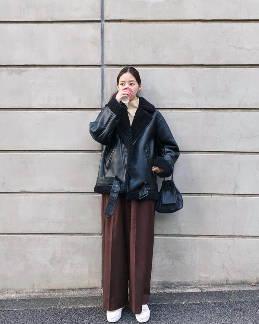 Shiho Sasakiのインスタグラム：「昨日のinsta live、ご視聴頂きありがとうございました✨ ライブでも沢山コメントもらっていたオーバーサイズのボアJK👏 私は断然ブラック派です🐼 まだwebには在庫あったよ✨ リンクはストーリーに貼っておきます⭕️ #MOUSSY#MOUSSYSNAP#pixelで撮影#team_pixel#baroque_pixel」