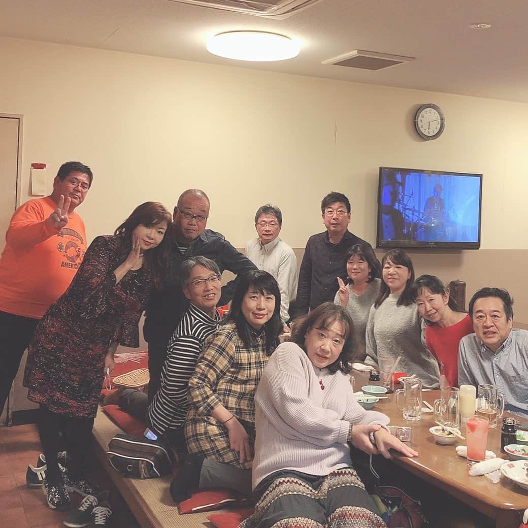 のインスタグラム：「中学の同級生もいまだにずーっと、繋がってるんだけど、久々に小学校の同窓会があって、顔出してきましたー😊　 みんな変わらず…。 いや、変わった！ でも懐かしいメンバーに会うのはオモロイねー！！ ・  #ハイヒールモモコ #👠 #👠🍑 #CHANEL #シャネラー #グルメ #同窓会」
