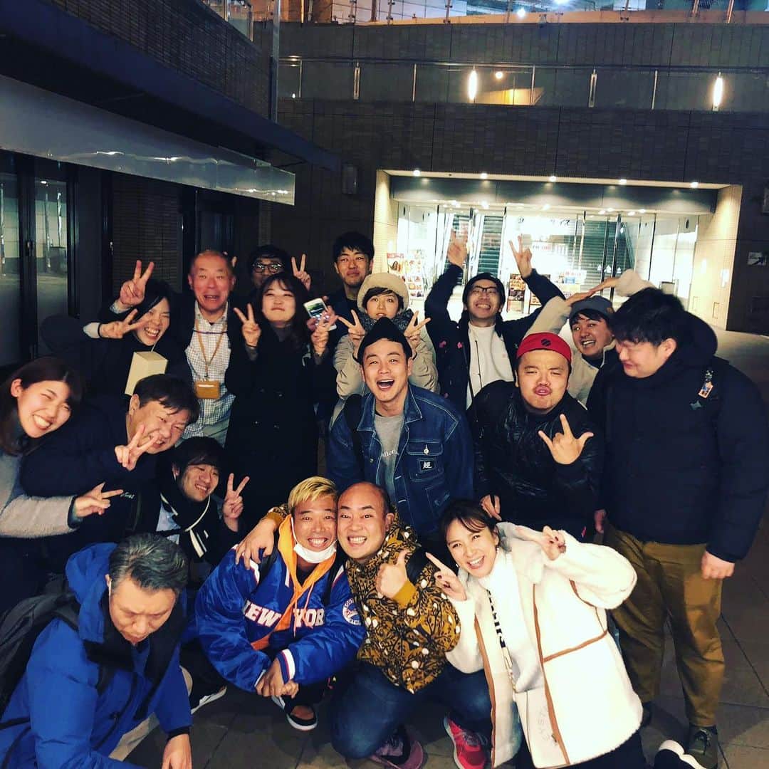 毛利大亮のインスタグラム：「赤maru忘年会！ このチームでラジオさせてもらえてることに感謝です！ #FM #OH！ #赤maru #ギャロップ #赤松悠実  #モンスターエンジン #セルライトスパ #肥後大丈夫かなぁ？ #林の肩組み #永く愛してもらえる番組 #目指そう！ #DJ #KELLY #POW!!」