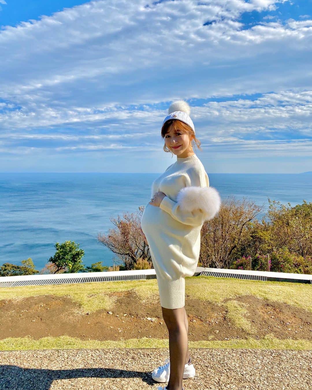 のインスタグラム：「・ 🤰🏼🤰🏼🤰🏼🤰🏼🤰🏼 1ヶ月前の写真。 今この2倍くらいになってる🐷 photo by 妹👩🏽💓 マタニティフォトを今月撮るのだけど その頃にはぱんっぱんだろうなあ😂 #妊婦コーデ #妊婦生活 #妊娠9ヶ月 #妊娠8ヶ月 #ぷんにー #ぷんにーらいふ #マタニティ #マタニティコーデ #マタニティライフ #マタニティー」
