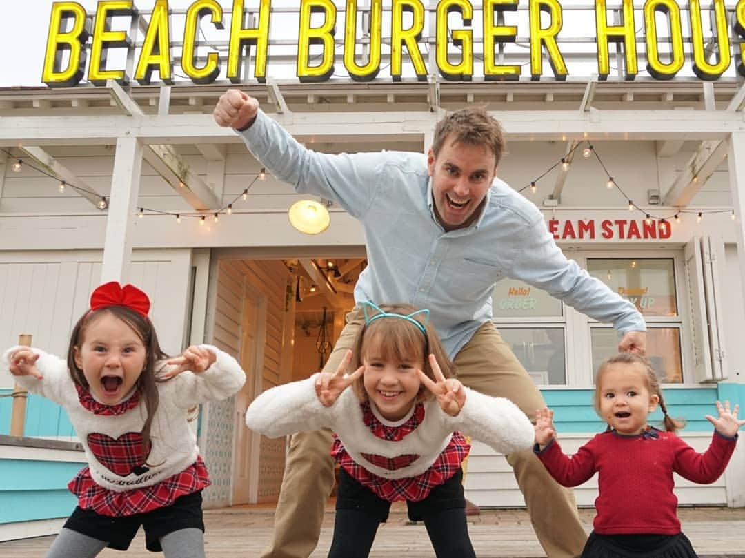 ピーチフラワーのインスタグラム：「ずっと気になっていた The BEACH BURGER HOUSE に行って来ました! ・ 動画今からアップします! ・ ハンバーガーとっても美味しかったです。 ・ お店の中も素敵で、そして目の前がビーチ🏝️ ・ 宮崎の冬は広島に比べてとても暖かくて、ガールズはビーチでもたくさん遊びました🏖️ ・ ちなみにビーチで遊んでるのは私たちだけでした…😅 ・ ・ ・ #宮崎県 #The BEACH BURGER HOUSE #ハンバーガー #冬のビーチ #ピーチフラワー #日本一のハンバーガー #thebestburgerinjapan」