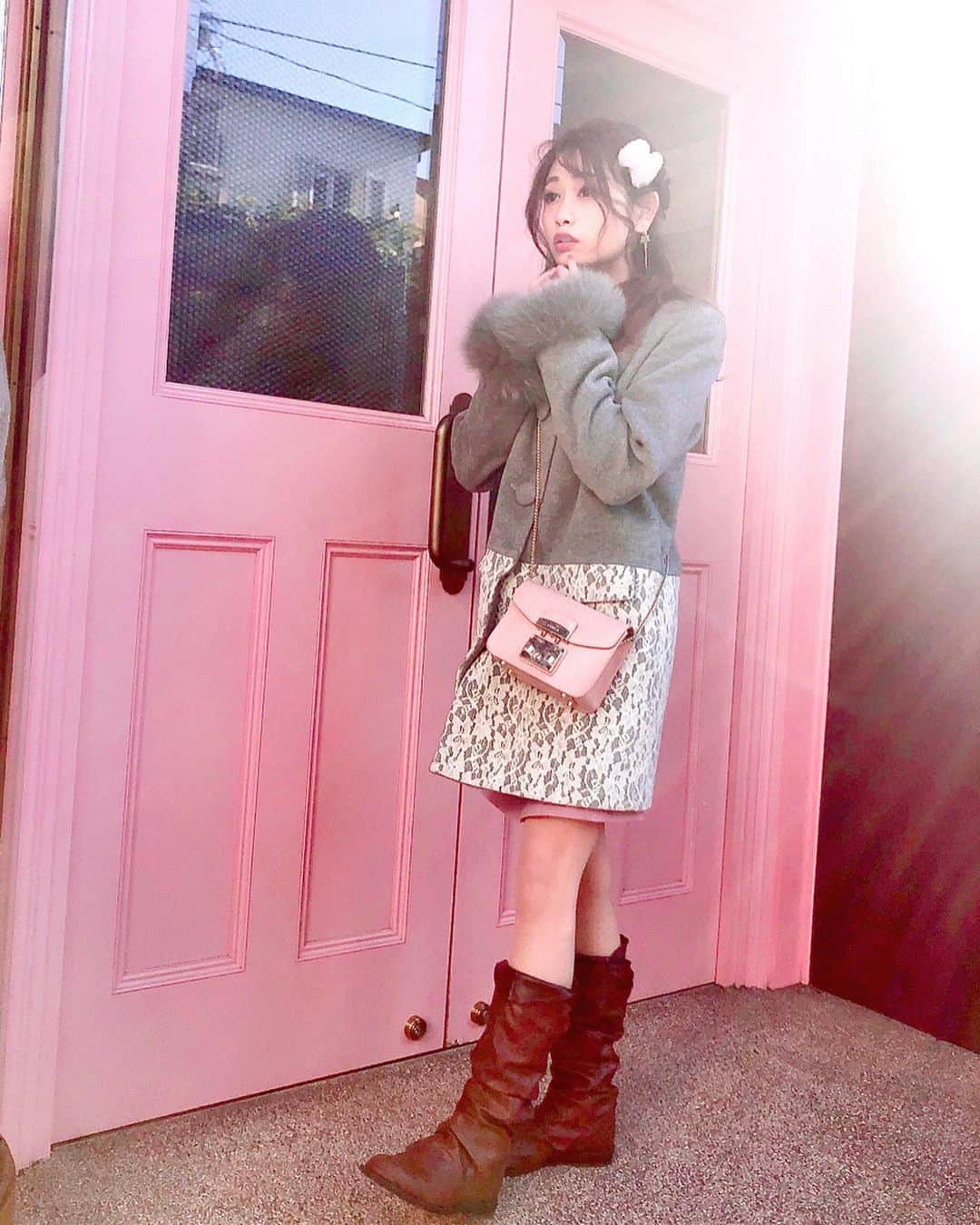 のインスタグラム：「LAISSE PASSE （レッセ・パッセ ）のコート😍💗﻿ ﻿ ﻿ 下半分がレースで切り替えになってて﻿ 可愛いんだぁ💞﻿ ﻿ ﻿ 冬ってさ、外は基本的にコート着るから﻿ コートのデザインって結構大事っ！！﻿ ﻿ ﻿ 袖口のふんわり感のモコモコも女の子らしさuP→﻿ 萌え袖。モコ萌そで♥﻿ ﻿ 可愛さバク上げだよ😂♥️♥️﻿ ﻿ ピンクとグレーの合わせはすごい可愛く﻿ 着こなせるからおすすめ😍💗﻿ ﻿ ブラウンを入れることで、﻿ めちゃくちゃ甘すぎず、着こなせるのに、﻿ 女の子らしさも出せてデートコーデにピッタリ💞﻿ ﻿ ﻿ ヒールがないブーツだと、﻿ たくさん歩いても疲れないし、﻿ 彼との身長差も、出て勝手に上目遣いに😋💓﻿ ﻿ ﻿ これで彼の心もゲットだっ♥﻿ ﻿ 素敵なクリスマスになりますように😍♥️﻿ ﻿ ﻿ ﻿ ﻿ LAISSE PASSE調べてたらちゃんりさが、﻿ モデル出てきててびっくり😍💓💓﻿ ﻿ 最近会えてないからまた会いたいなぁ♡﻿ ﻿ 友達ががんばってる姿見ると﻿ 自分も頑張ろうって思える(*´˘`)♥﻿ ﻿ 私も色々頑張らないとっ☺🍓 ﻿ ﻿ ﻿ 私はみんなの為になることを﻿ 発信していきたいな♥️﻿ ﻿ ﻿ ﻿ ⸜❤︎⸝〜𝚌𝚘𝚍𝚎〜⸜❤︎⸝﻿ ﻿ ﻿ ❥コート﻿ #LAISSEPASSE﻿ ﻿ ❥ブーツ﻿ #ZARA﻿ ﻿ ❥バック﻿ #FURLA﻿ ﻿ ﻿ ﻿ ﻿ ﻿ #コートコーデ #デートコーデ #レッセパッセ #ブーツコーデ #FURLAバック #ZARAコーデ #クリスマスデート #クリスマスコーデ #クリスマス2019﻿ #デート服 #デートにおすすめ #冬コーデ #きれいめコーデ #韓国コーデ #オシャレコーデ﻿ #モテコーデ #低身長コーデ #冬服コーデ #オルチャンコーデ #大人可愛いコーデ #韓国ファッション #オルチャンファッション #モテファッション ﻿ ﻿」