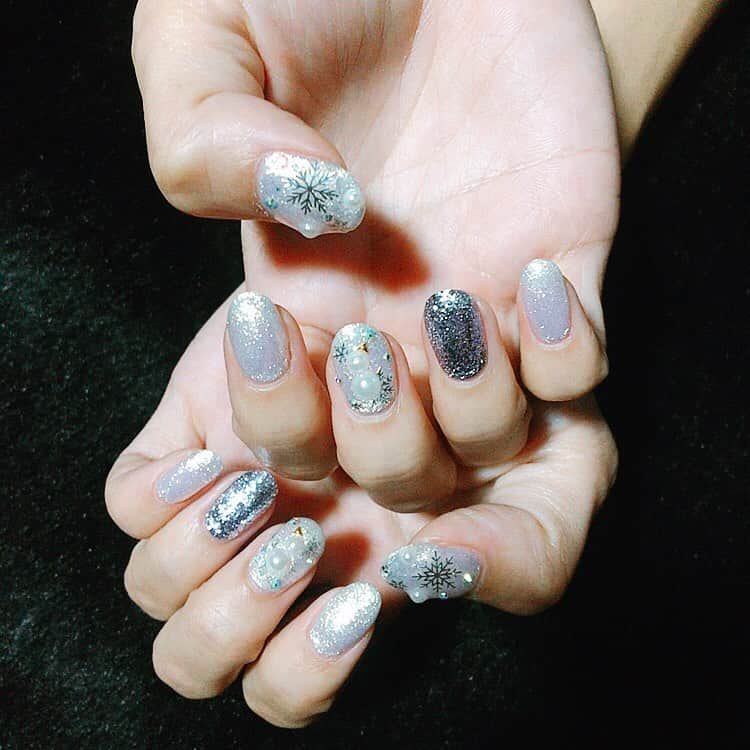ゆうきのインスタグラム：「今月のつめ  #nail #winter #glitter #snow #snowman #white #ネイル #冬ネイル #キラキラ #雪だるま #白 #pomero #アイドル」