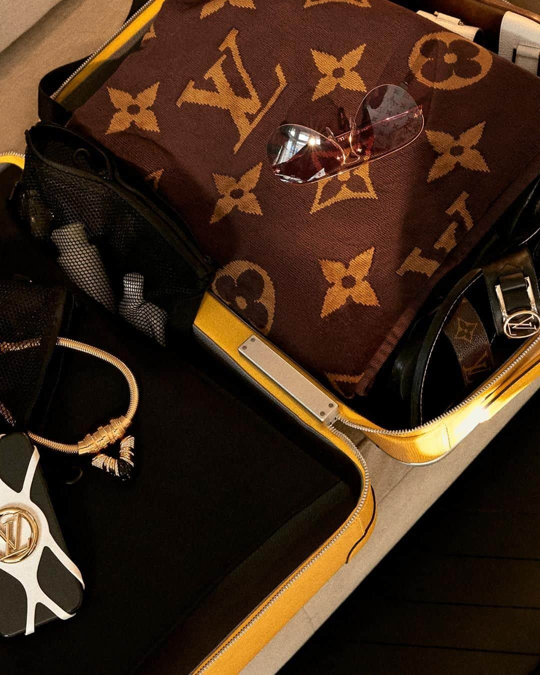 ルイ・ヴィトンさんのインスタグラム写真 - (ルイ・ヴィトンInstagram)「Packing for the Holidays with #LouisVuitton. Make every accessory count whether it’s a graphic beach towel or a statement necklace. Find more #LVGifts inspiration from the Holiday campaign via link in bio.」12月10日 20時00分 - louisvuitton