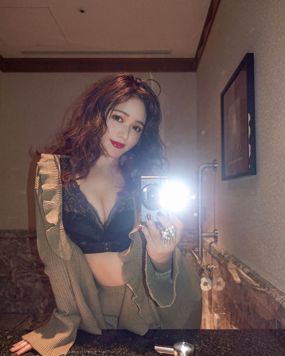 のインスタグラム：「ㅤㅤㅤㅤㅤㅤㅤㅤㅤ デザインに一目惚れしたルルクシェル (@lulukushel)のナイトブラ👙❤︎ 安定のブラックにした❤︎ ㅤㅤㅤㅤㅤㅤㅤㅤㅤ 良い意味でブラっぽく無い見た目で ストラップが総レースなのでVネックとかの ニットに合わせて肩が見えてもブラ紐感が 無くて恥ずかしくない💯  寝る時用のはずがノンワイヤーだし デザイン可愛いから結局1日中付けてる!w 日中も夜も背中のはみ肉全部かき集める！笑笑 ずっと付けててもシルクアミノ酸配合の生地で お肌にもストレス少ないよ😍  #くつろぎ育乳ブラ #ナイトブラ #育乳 #lulukushel #育乳ブラ #ルルクシェル #リッツカールトン #リッツカールトン東京 #theritzcarlton #theritzcarltontokyo #selfie #lingerie #toilet #lol」