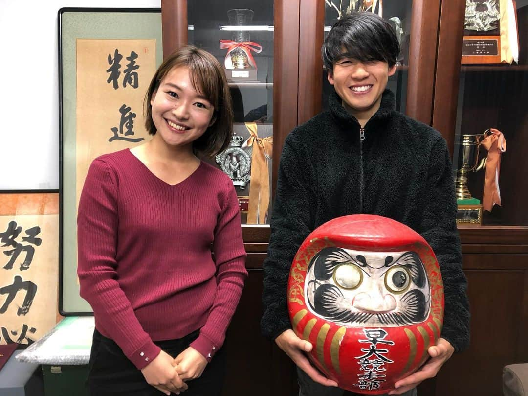 有田優理香さんのインスタグラム写真 - (有田優理香Instagram)「今日各大学の箱根駅伝のメンバーが発表されましたね！大会まで1ヶ月を切り、一ファンとして楽しみが日に日に増しています😊  今週13日(金)のテレビ派18時台のニュース特集では、その箱根駅伝での活躍が期待される広島出身のランナーの思いに迫ります。  先日東京に取材に行き、早稲田大学の新迫志希選手、青山学院大の吉田圭太選手にインタビューをさせていただきました。  箱根への意気込みはもちろん、世羅高校時代の懐かしいお話もたくさん伺うことができました✨ たまに出る広島弁もとても可愛いかったです！笑 お時間いただきありがとうございました。  四年前に全国大会を制した選手たちの箱根路にかける思い、ふるさと広島への思い、ぜひご覧ください。  #箱根駅伝 #早稲田大学競走部 #新迫志希 選手 #青山学院大学陸上競技部 #吉田圭太 選手 #世羅高校陸上部」12月10日 20時13分 - yurikaa0624