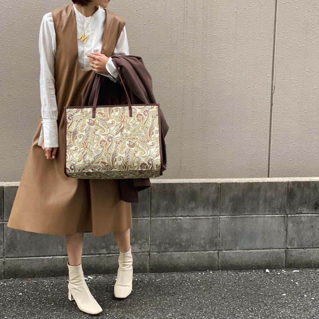美生のインスタグラム：「先日の #outfit.﻿ ﻿ お気に入りの﻿ @machatt_ のレザーOPに﻿ @donobanweb の新作ブラウスとバッグを…♡﻿ スクエアブーツは春まで使える♡ ﻿ ﻿ 春はこういう感じで着たいな♡﻿ ﻿ ﻿」