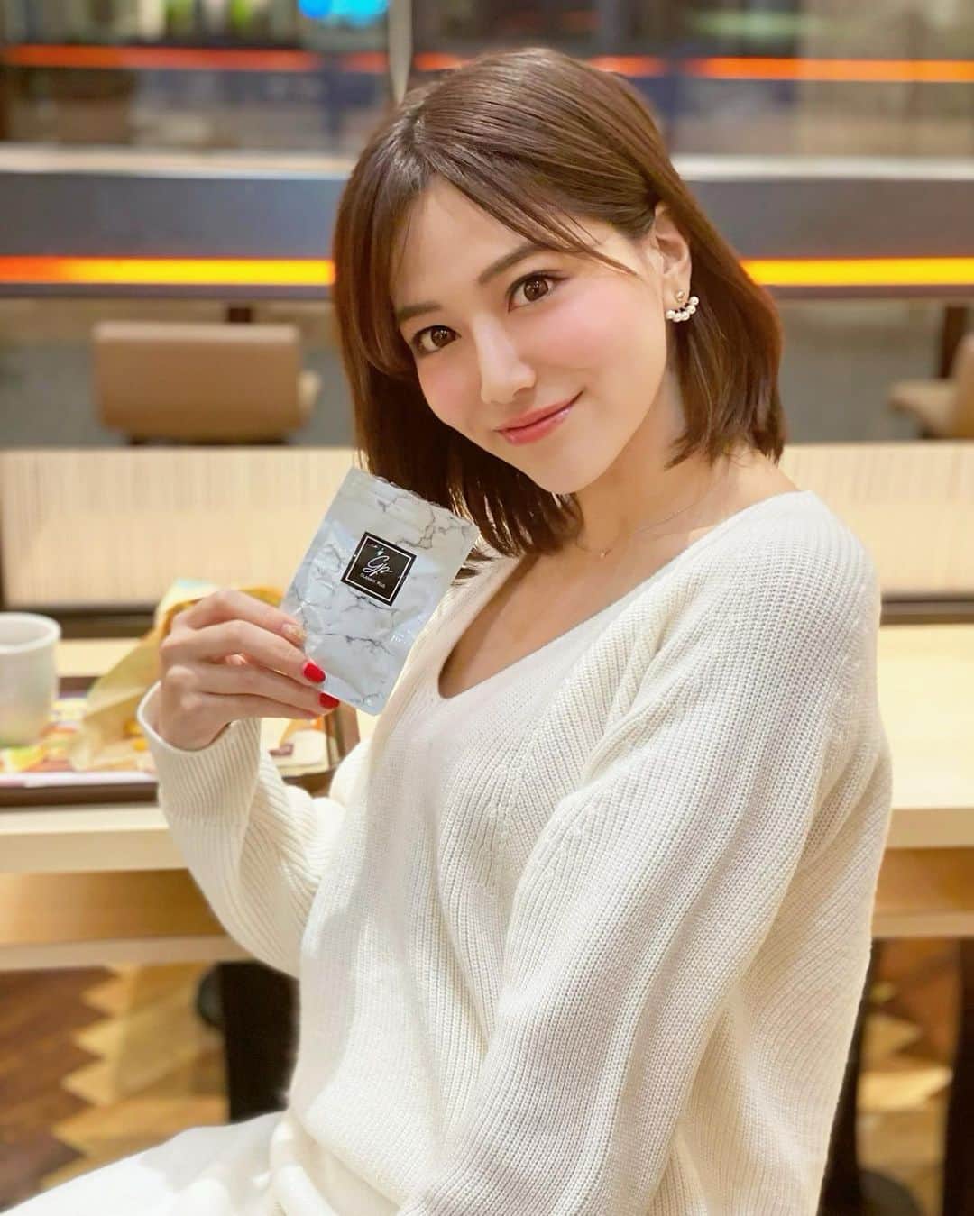 のインスタグラム：「こんばんは💕 . ランチで、こないだ久々にファーストキッチンへ🍟🍔たまに無性に食べたくなるファッキンのフレーバーポテト🍟💕私は博多明太子がお気に入り😊✨ . 先日、グラミープラスをいただいて飲んでみてます🥺パッケージがコンパクトで持ち運びしやすいのが🙆‍♀️❤️ サプリは正直、効果を実感できるまで時間がかかるから、飲みつづけることが大切かなと思います🥰 . ニットワンピは @fray_id 👗今年の新作ワンピで展示会でオーダーしてたもの🐈 通勤でも着れるのでヘビロテ中🧸 . なんだか喉が痛くて風邪っぽい🤧 皆さんも気をつけてくださいね😂 今日もお疲れ様でした💕 . #りなまるグルメ #白ニット #ニットワンピ #ニットコーデ #ジャンクフード #フライドポテト #ファーストキッチン #ファッキン #ランチ #ハンバーガー #knit #humbarger #frenchfries #potato #firstkitchen #lunch #グルメ #B級グルメ #フレーバーポテト #博多明太子 #グラミー #グラミープラス #pr #明太子 #博多 #博多グルメ #福岡グルメ #福岡 #fukuoka #福岡旅行」