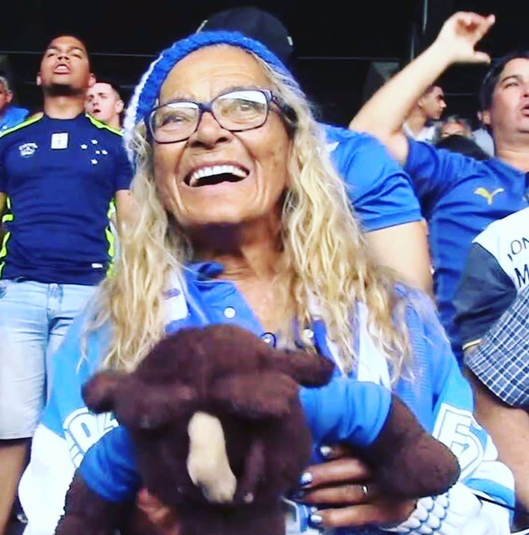 ウィリアム・アルジョナのインスタグラム：「Notícia triste. Uma das pessoas mais incríveis que conheci na minha vida. Cheia de energia e disposição, Dona Salomé estava sempre com esse sorriso no rosto. Me lembro dela limpando os bebedouros do barro preto, cantando e transmitindo essa alegria pra todos! Torcendo em todos os jogos com a sua raposinha nas mãos. O céu está mais feliz e muito mais azul!! Descanse em paz, Dona Salomé! 🙏🙏🔵🔵」