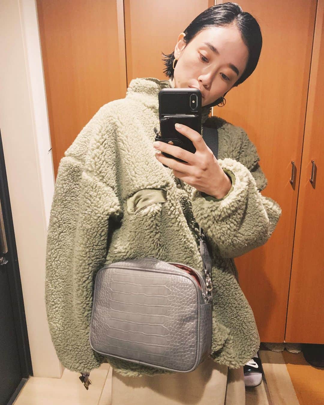 のインスタグラム：「このアウターすごくあったかい☺️ 全身は2枚目😎 アウター脱ぎは3枚目😃  #今日の宮城はん」