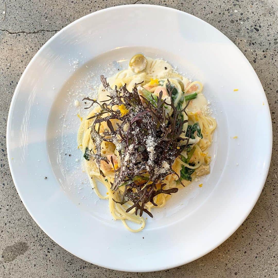 のインスタグラム：「〈NEWS-jiyugaoka,kitchen〉 . こんばんは。先日から一気に冷え込み、冬のはじまりを感じますね。 . 本日は、今週のLUNCH PASTA SET の紹介です！ アトランティックサーモンにちぢみホウレンソウを合わせ、今回は柚子風味のクリームソースに仕立てました！ 寒さに耐え、甘みを蓄えたちぢみホウレンソウはビタミンCやカロテンが豊富で栄養価が高く、とても肉厚で、クリームソースと脂の乗ったアトランティックサーモンとの相性は抜群です！ 仕上げに削った柚子の皮がほんのり香る、冬のはじまりにぴったりなパスタになっております！ . ぜひ自由が丘3階TODAY'S SPECIAL kitchenへ。ランチタイムは11時から17時まで、ディナータイムは17時から23時まで営業しています‼︎ご来店お待ちしております。 . 【 秋鮭とちぢみホウレンソウのクリームスパゲッティーニ ¥1400+tax 】 . #todaysspecial #トゥデイズスペシャル #自由が丘 #todaysspecialkitchen #トゥデイズスペシャルキッチン」