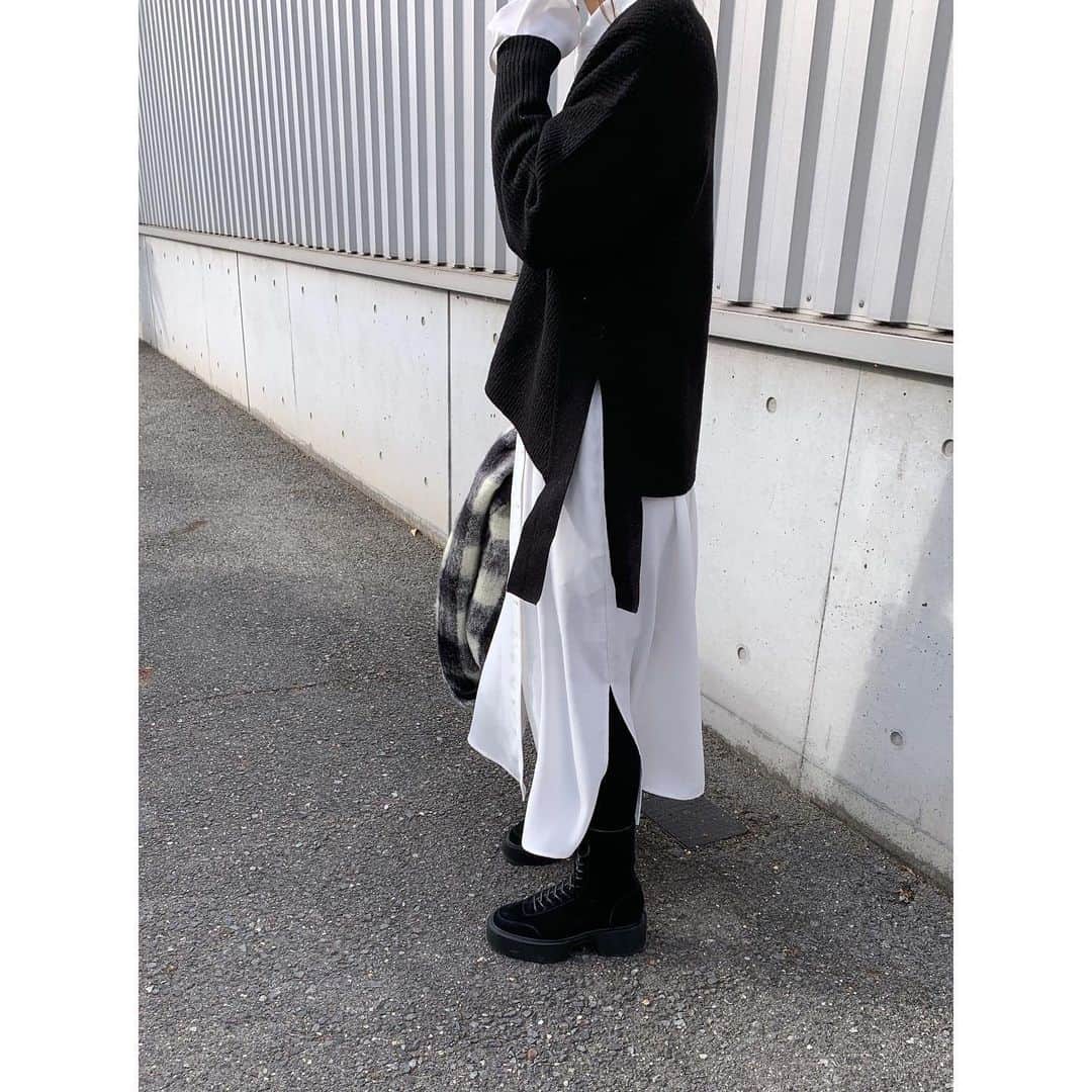 斎藤寛子さんのインスタグラム写真 - (斎藤寛子Instagram)「ワンピースにニットを重ねて♪. . モノトーンの日でした◆◇◆. . お気に入りのブーツに、お気に入りネックレスに、好きな服を着て☺️. . 好きなものを身につけると心から嬉しくなる😊💓. . ブログ更新しました😄🙌. . one-piece #anieca @anieca_official  knit #anieca @anieca_official  stole #tomorrowland @tomorrowland_womens  boots #untishold @untishold_official  necklace #chiekoplus @chieko6  bag #anieca @anieca_official . . .  #hiroko #158cm #coordinate #outfit#ootd#ママファッション#ママコーデ#カジュアル#大人カジュアル#アニーカ#anieca」12月10日 11時31分 - hiroko4life