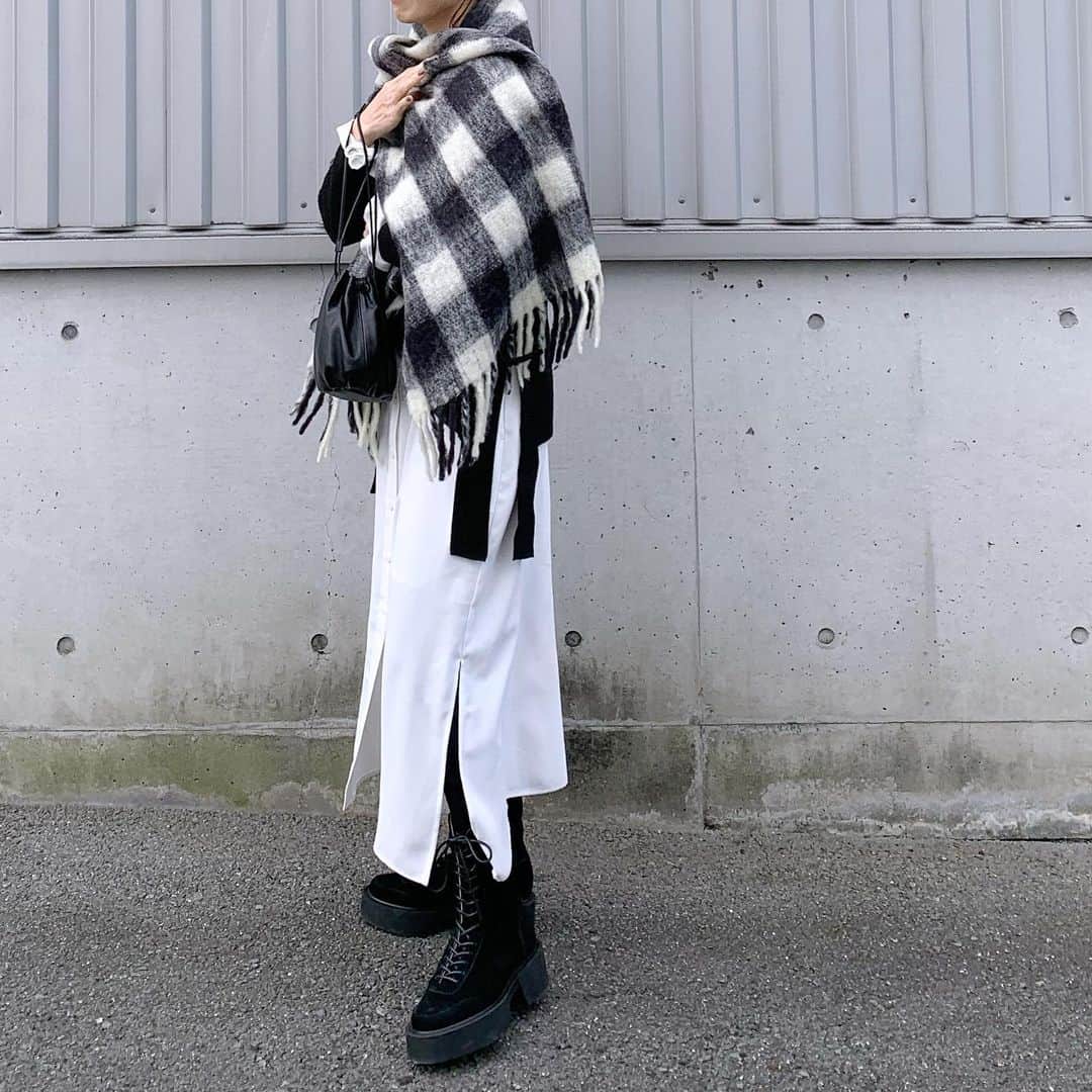 斎藤寛子さんのインスタグラム写真 - (斎藤寛子Instagram)「ワンピースにニットを重ねて♪. . モノトーンの日でした◆◇◆. . お気に入りのブーツに、お気に入りネックレスに、好きな服を着て☺️. . 好きなものを身につけると心から嬉しくなる😊💓. . ブログ更新しました😄🙌. . one-piece #anieca @anieca_official  knit #anieca @anieca_official  stole #tomorrowland @tomorrowland_womens  boots #untishold @untishold_official  necklace #chiekoplus @chieko6  bag #anieca @anieca_official . . .  #hiroko #158cm #coordinate #outfit#ootd#ママファッション#ママコーデ#カジュアル#大人カジュアル#アニーカ#anieca」12月10日 11時31分 - hiroko4life